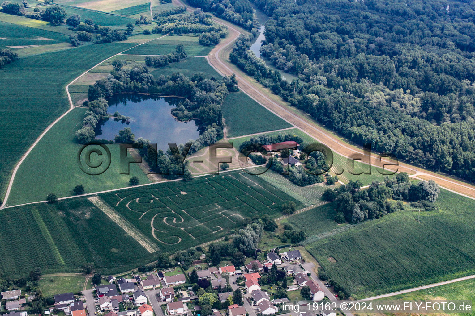 Vue d'oiseau de Leimersheim dans le département Rhénanie-Palatinat, Allemagne