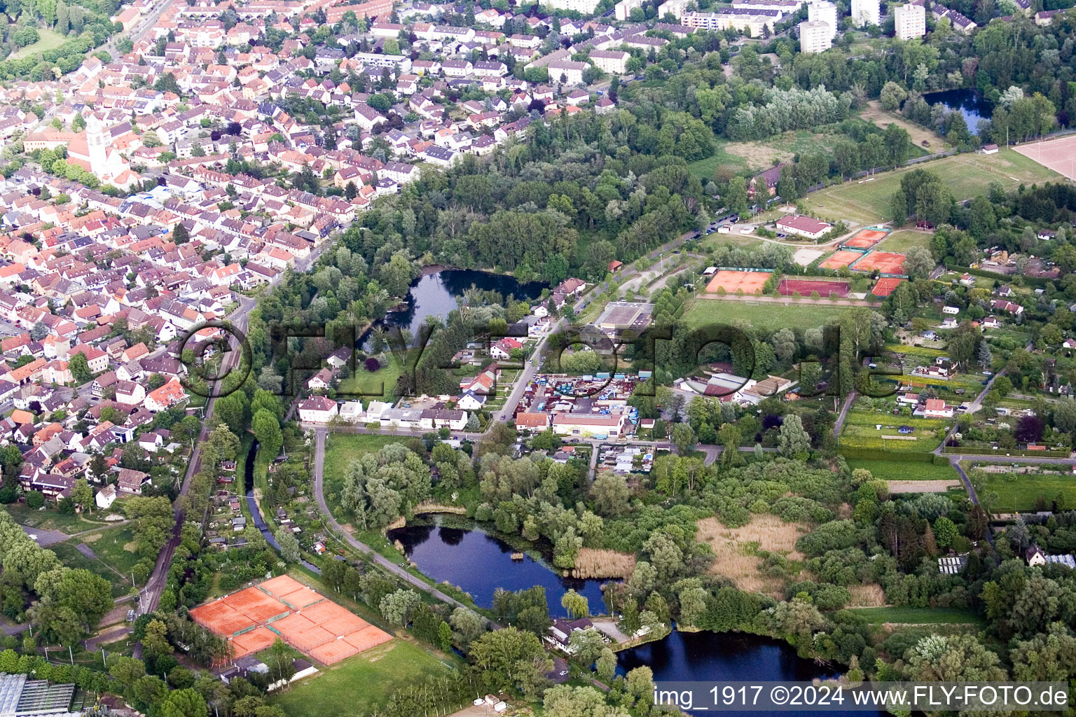 Vue aérienne de Rue Fritschlach à le quartier Daxlanden in Karlsruhe dans le département Bade-Wurtemberg, Allemagne