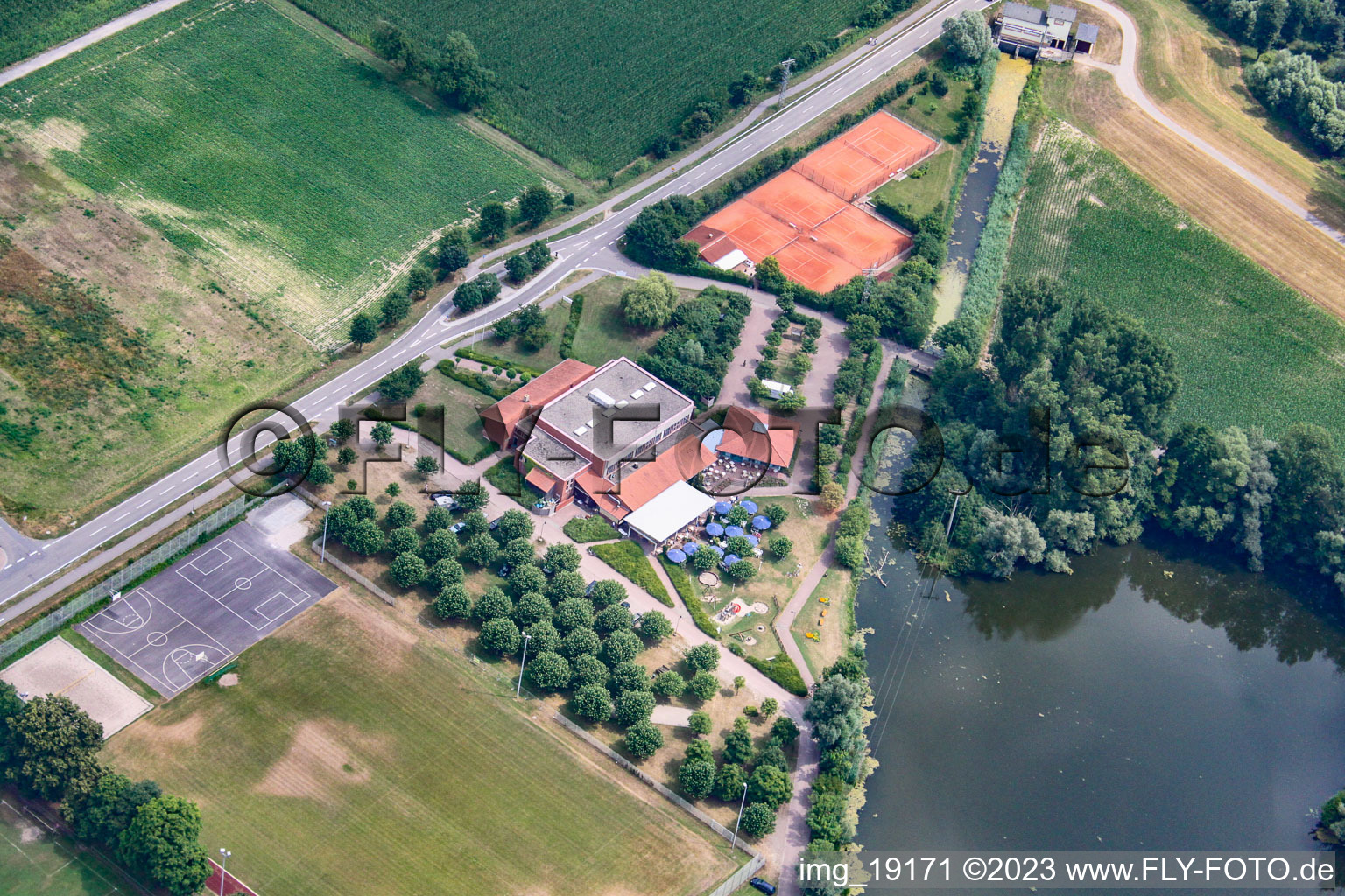 Leimersheim dans le département Rhénanie-Palatinat, Allemagne vu d'un drone