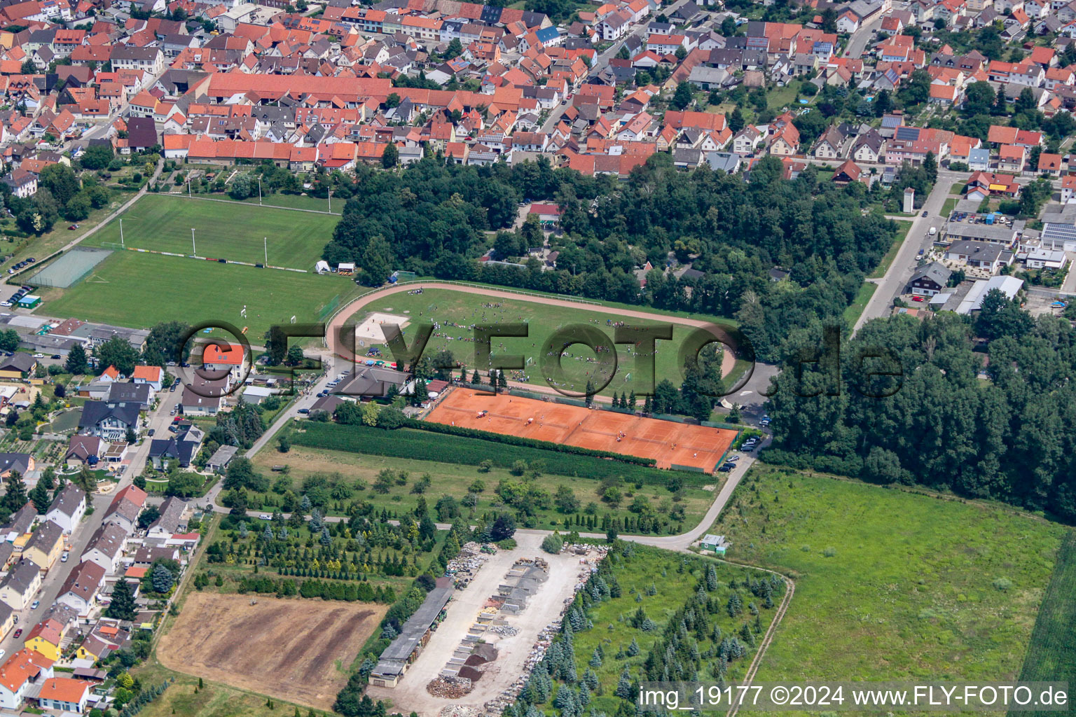 Vue aérienne de Terrains de sport à le quartier Liedolsheim in Dettenheim dans le département Bade-Wurtemberg, Allemagne