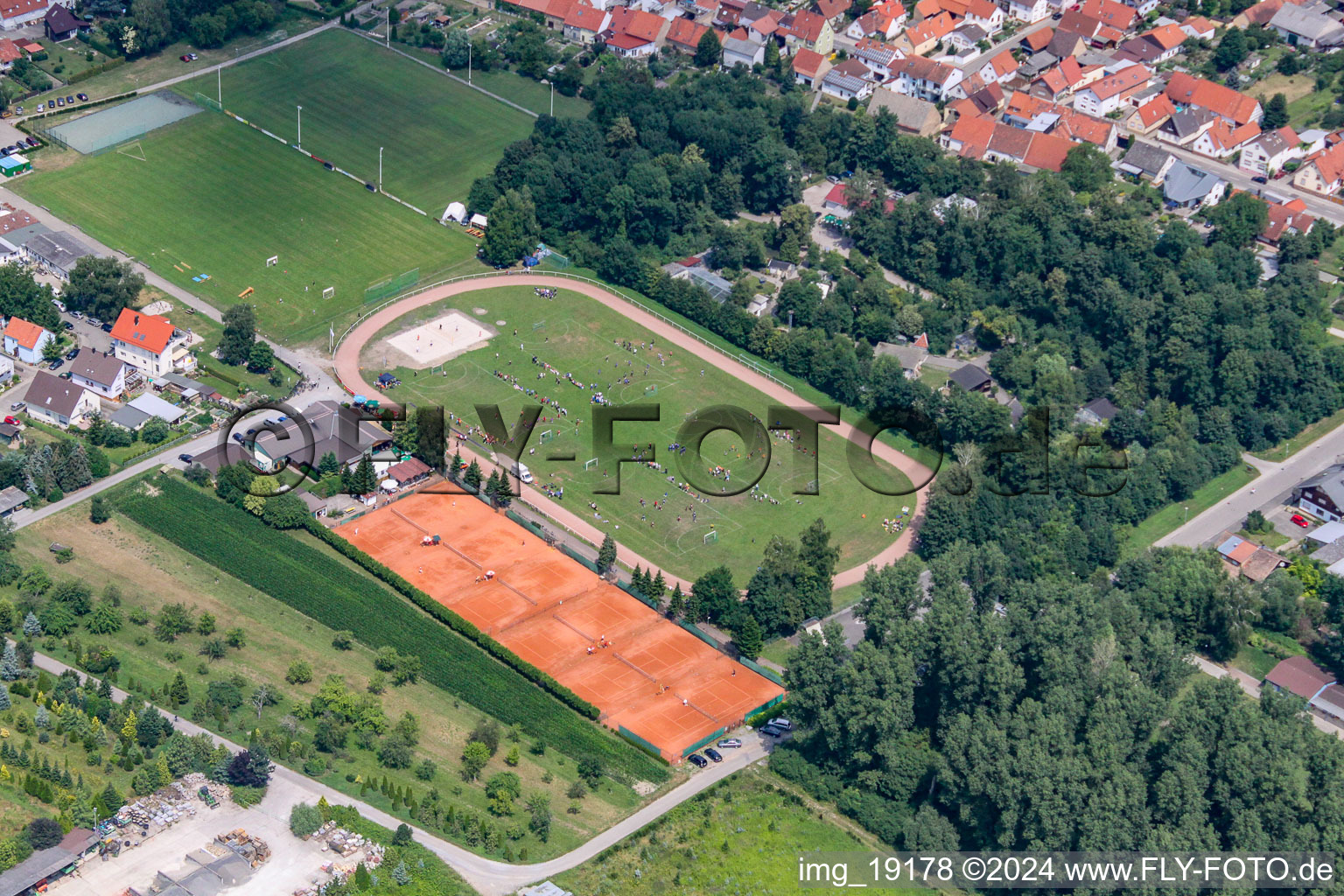 Vue aérienne de Terrains de sport à le quartier Liedolsheim in Dettenheim dans le département Bade-Wurtemberg, Allemagne