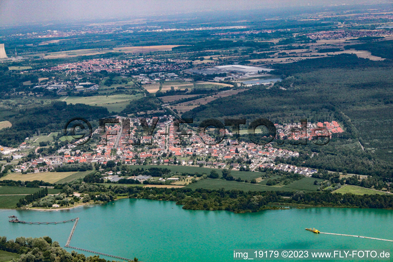 Vue aérienne de Du sud à le quartier Huttenheim in Philippsburg dans le département Bade-Wurtemberg, Allemagne