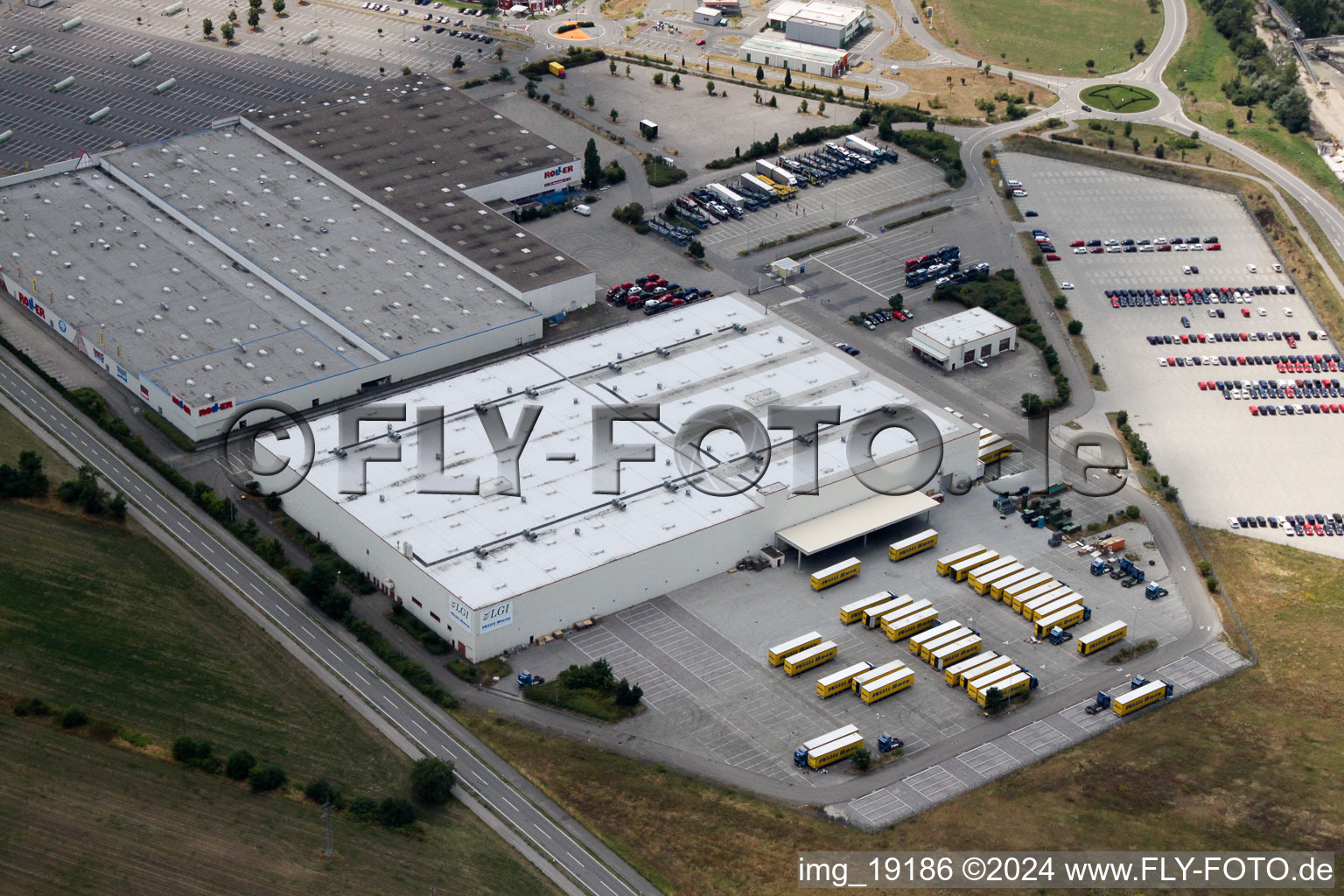 Vue aérienne de Parcs logistiques P3 et LGI Deutschland GmbH à le quartier Wiesental in Waghäusel dans le département Bade-Wurtemberg, Allemagne