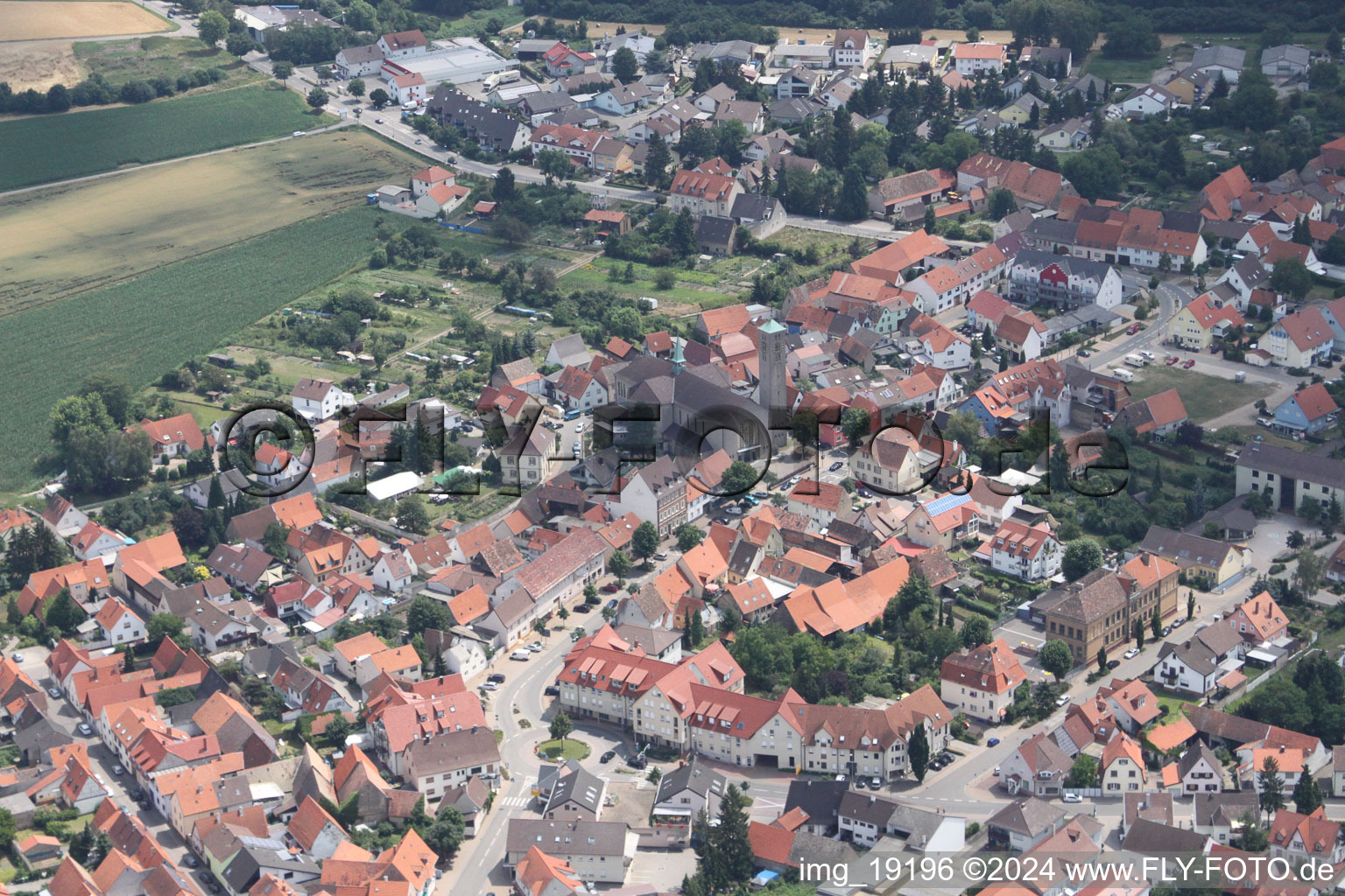 Vue aérienne de Église Saint Léon le Grand à le quartier Sankt Leon in St. Leon-Rot dans le département Bade-Wurtemberg, Allemagne