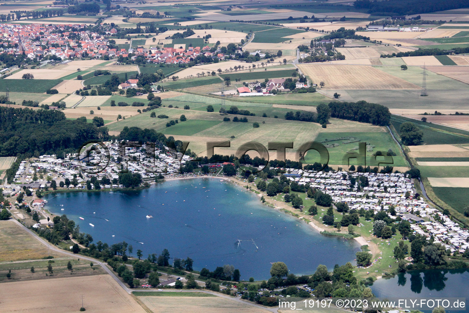 Vue aérienne de Lac de surf de Saint Léoner à le quartier Sankt Leon in St. Leon-Rot dans le département Bade-Wurtemberg, Allemagne