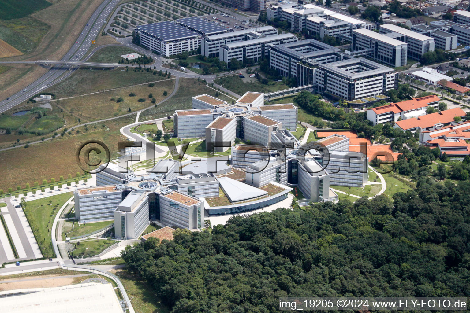 Image drone de Immeubles de bureaux et commerciaux en forme d'étoile de SAP Deutschland SE & Co. KG en lisière de forêt à Walldorf dans le département Bade-Wurtemberg, Allemagne