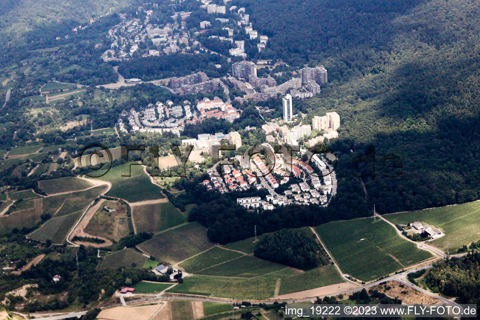 Vue aérienne de Vue sur les quartiers de Boxberg et Emmertsgrund-Süd sur le versant de la Bergstrasse sud à le quartier Emmertsgrund in Heidelberg dans le département Bade-Wurtemberg, Allemagne