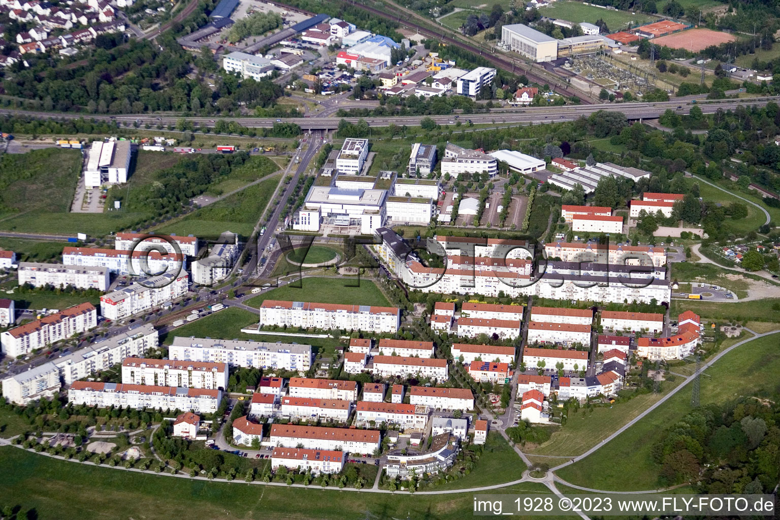 Vue aérienne de Sud à le quartier Oberreut in Karlsruhe dans le département Bade-Wurtemberg, Allemagne