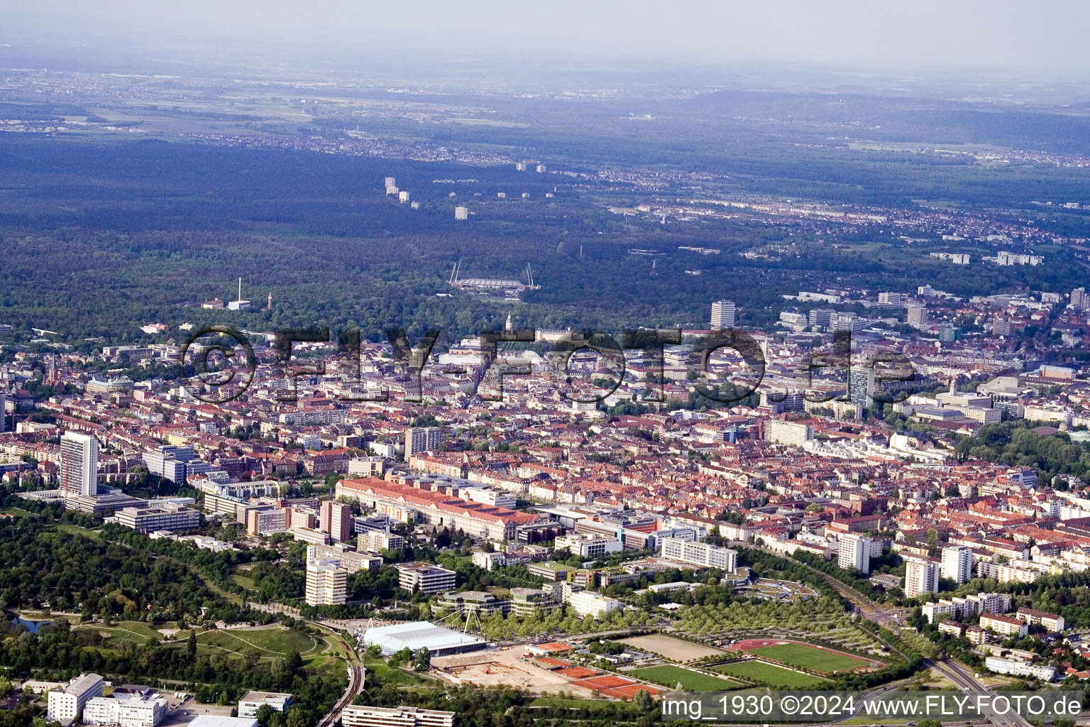 Vue aérienne de Du sud (Europahalle, ZKM) à le quartier Südweststadt in Karlsruhe dans le département Bade-Wurtemberg, Allemagne