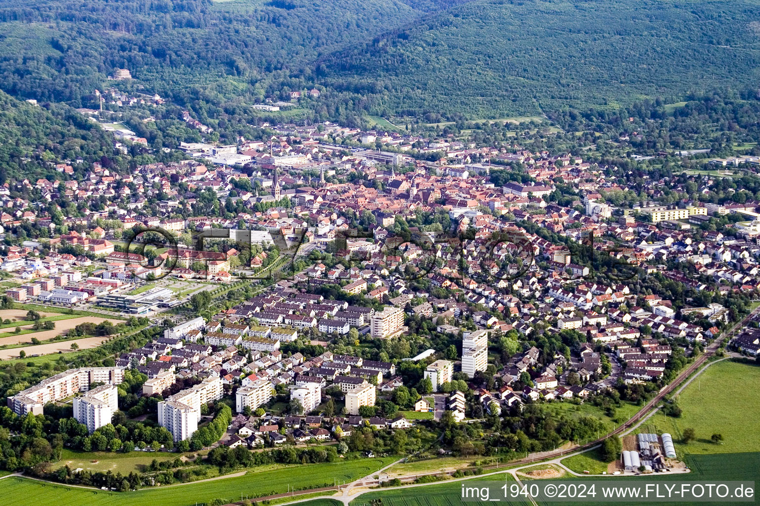 Vue aérienne de Vue des rues et des maisons des quartiers résidentiels à Ettlingen dans le département Bade-Wurtemberg, Allemagne
