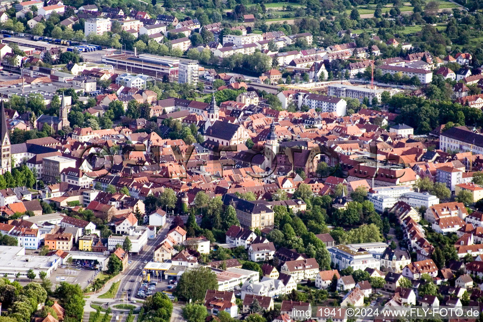 Vue aérienne de Vieille ville et centre-ville à Ettlingen dans le département Bade-Wurtemberg, Allemagne