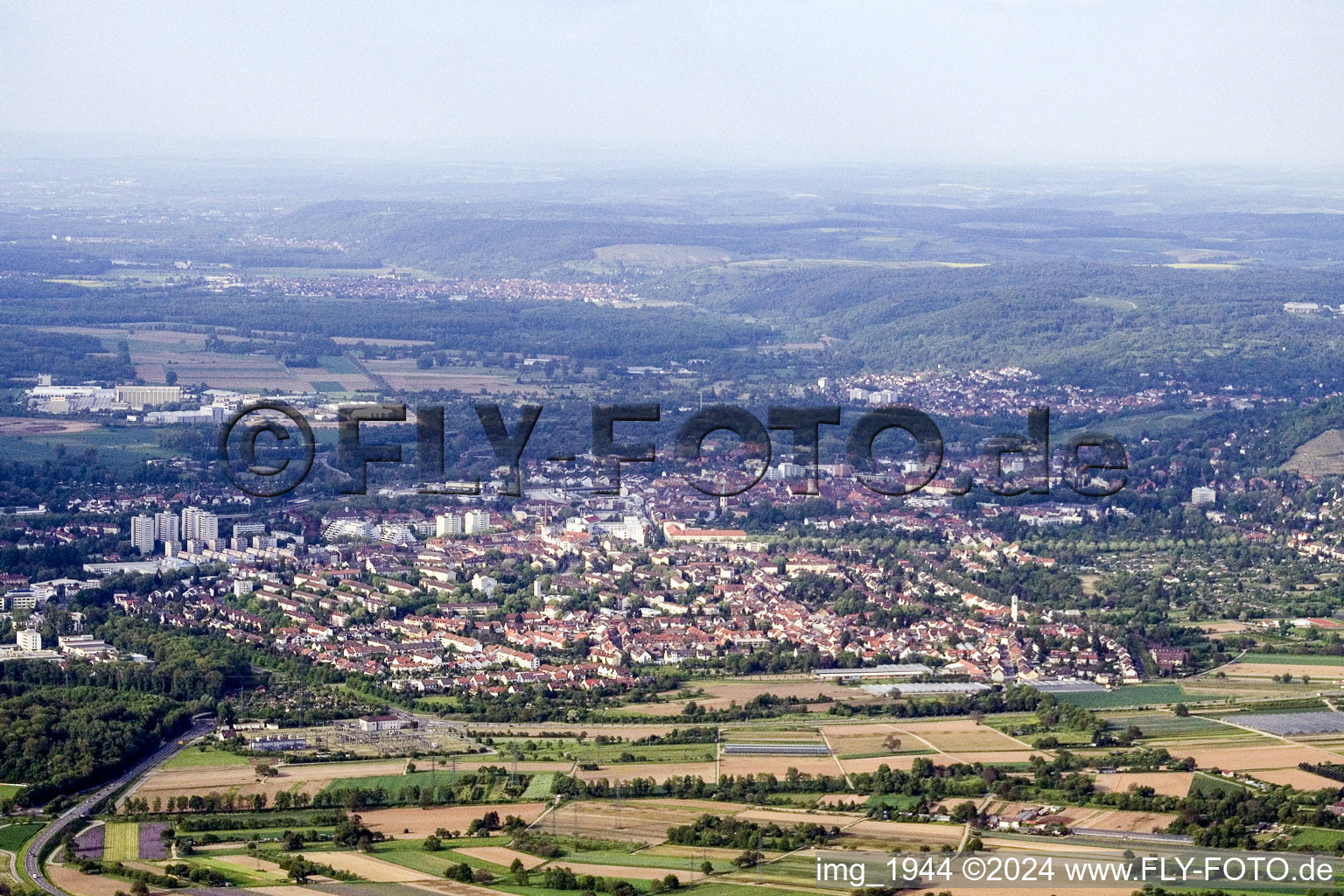 Vue aérienne de Du sud à le quartier Durlach in Karlsruhe dans le département Bade-Wurtemberg, Allemagne