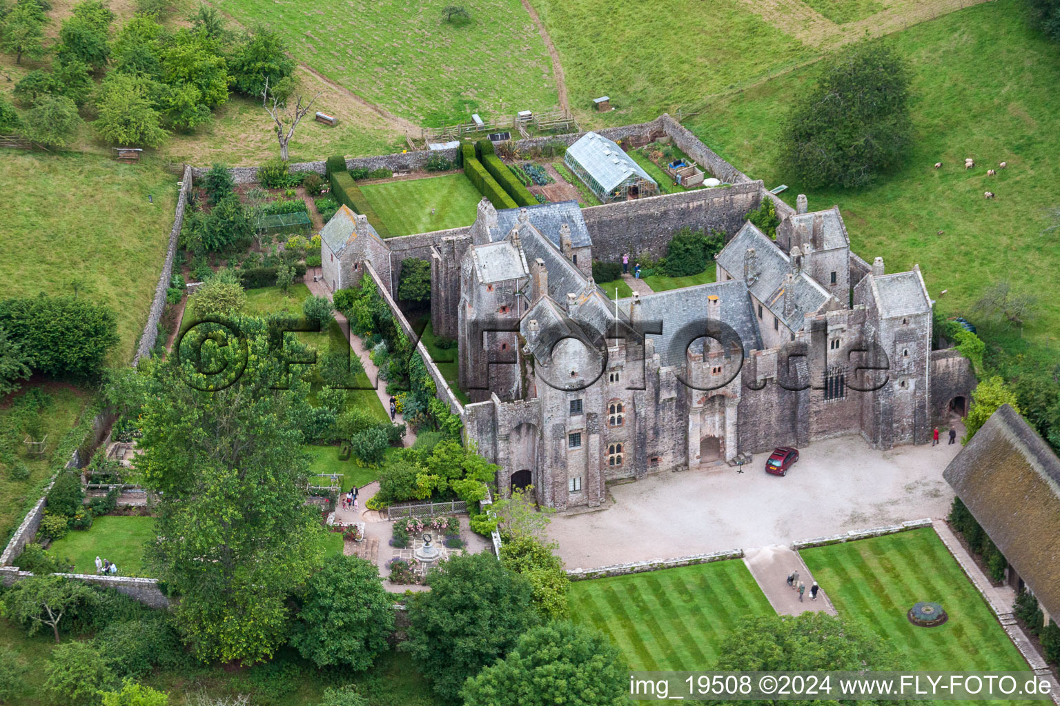 Vue aérienne de Bâtiments et terrains du manoir et du manoir du National Trust - Compton Château en Compton à le quartier Compton in Paignton dans le département Angleterre, Vereinigtes Königreich