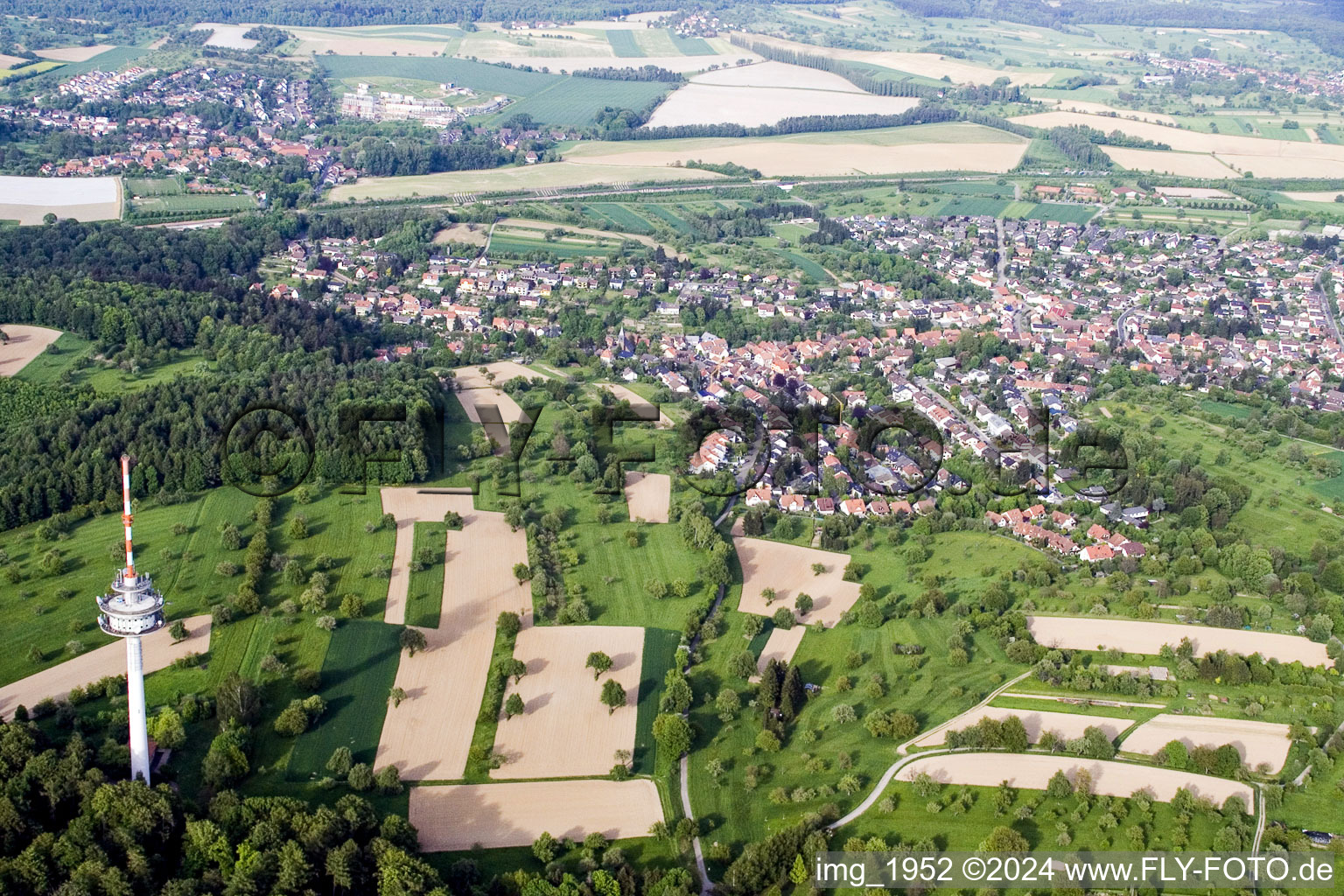 Vue aérienne de Hohenwettersbach à le quartier Grünwettersbach in Karlsruhe dans le département Bade-Wurtemberg, Allemagne