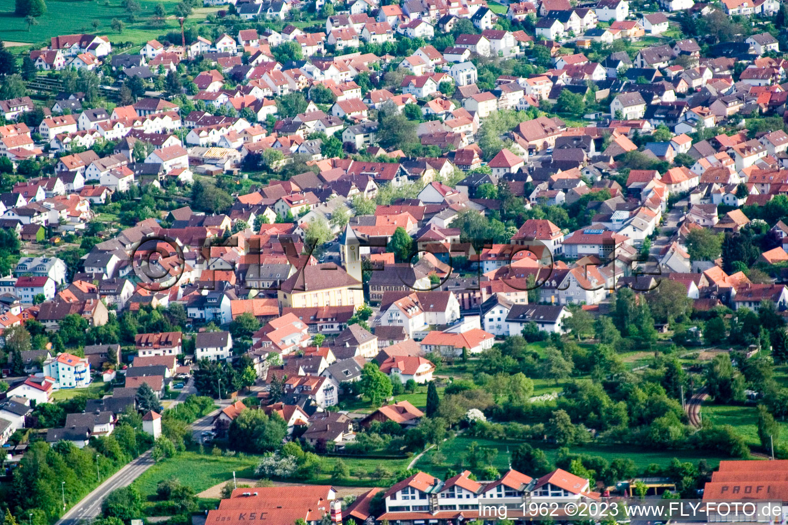 Quartier Langensteinbach in Karlsbad dans le département Bade-Wurtemberg, Allemagne du point de vue du drone