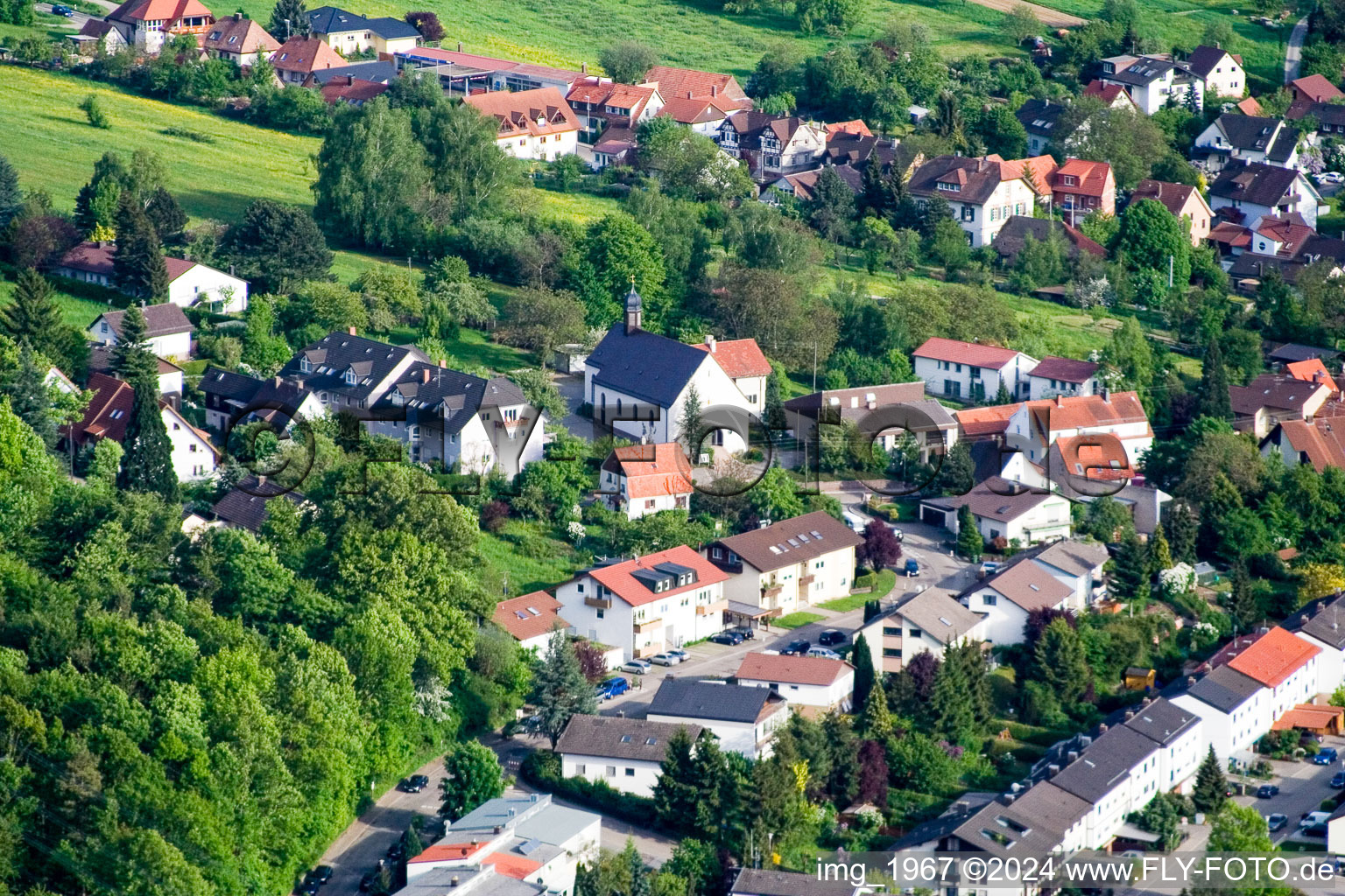 Vue aérienne de Wilhelm Roetherstr à le quartier Langensteinbach in Karlsbad dans le département Bade-Wurtemberg, Allemagne