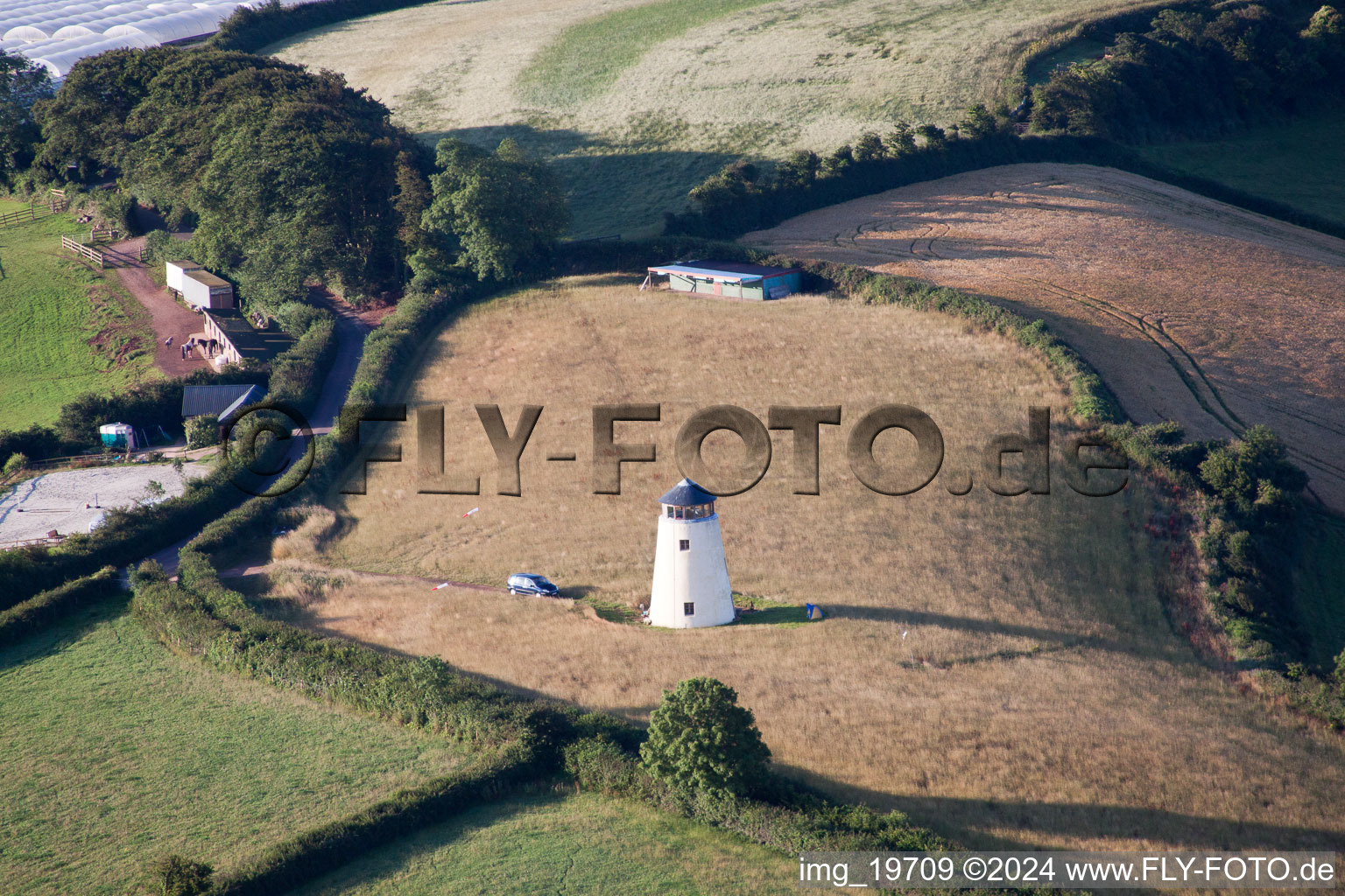 Vue aérienne de Maison de vacances historique avec moulin à vent en bordure de champs cultivés à Whilborough à le quartier North Whilborough in Newton Abbot dans le département Angleterre, Vereinigtes Königreich