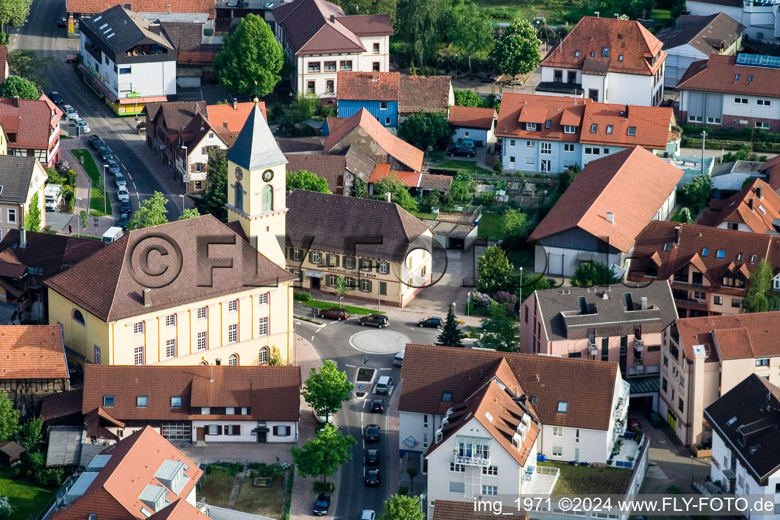 Vue aérienne de Weinbrennerkirche Langensteinbach dans le centre historique du centre-ville à le quartier Langensteinbach in Karlsbad dans le département Bade-Wurtemberg, Allemagne