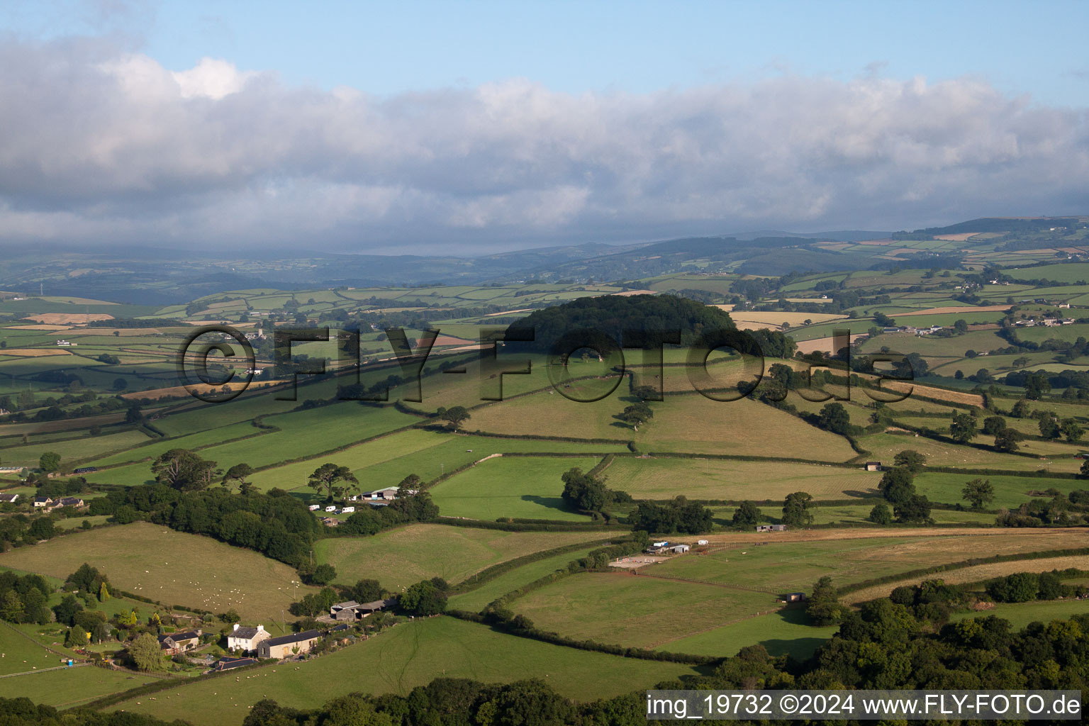 Vue aérienne de Pâturages généralement couverts, parfois avec une porte non verrouillée menant au ravin à Denbury dans le département Angleterre, Grande Bretagne