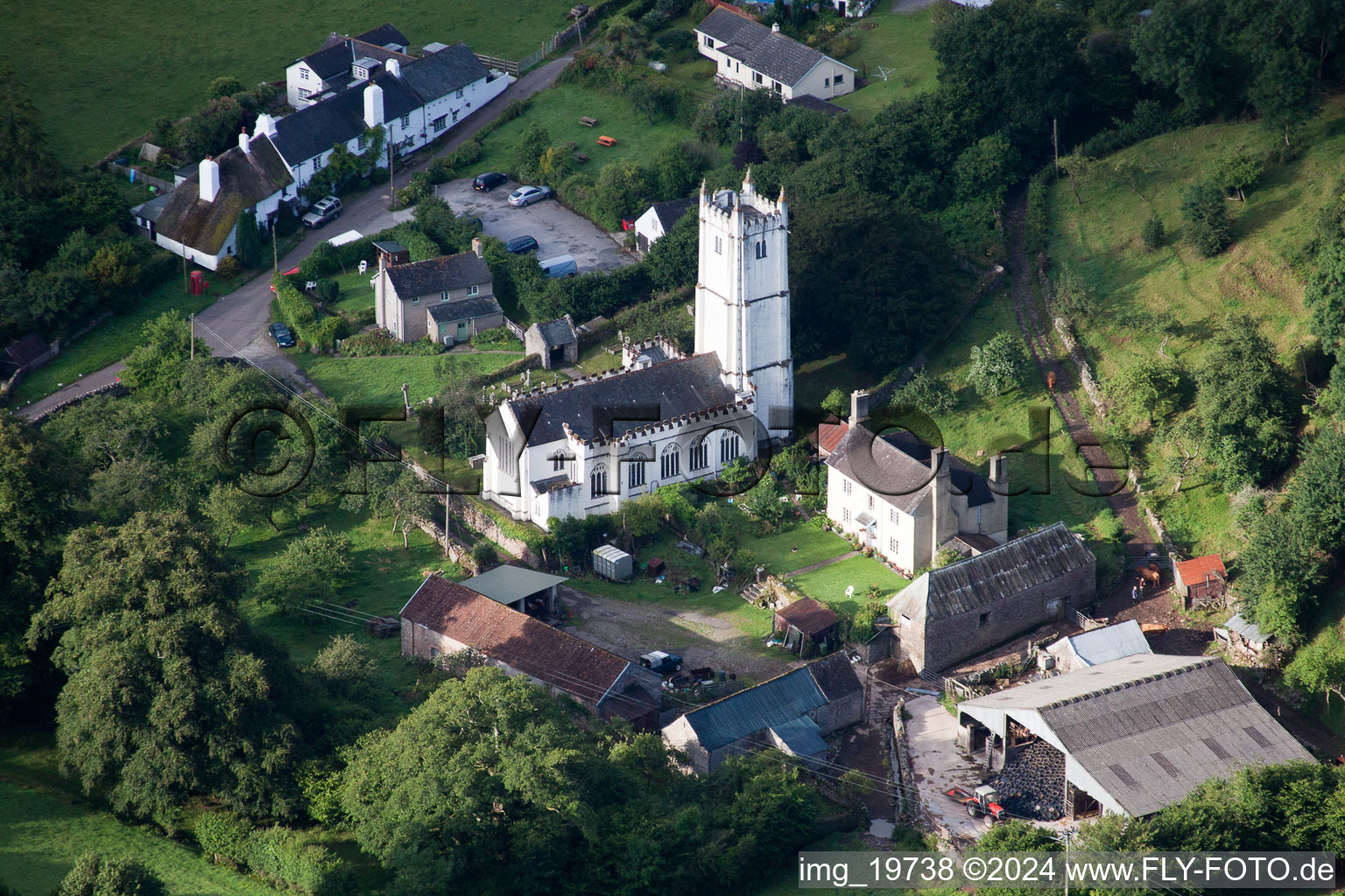 Vue aérienne de Bâtiment de l'église Holy Trinity à Torbryan, Newton Abbo à Denbury dans le département Angleterre, Grande Bretagne