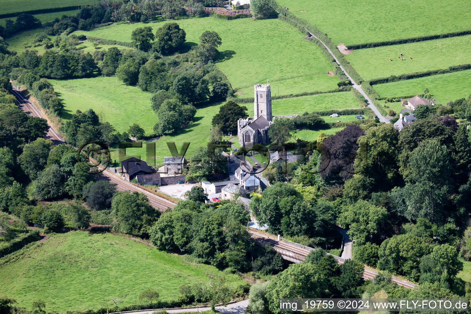 Vue aérienne de Staverton dans le département Angleterre, Grande Bretagne