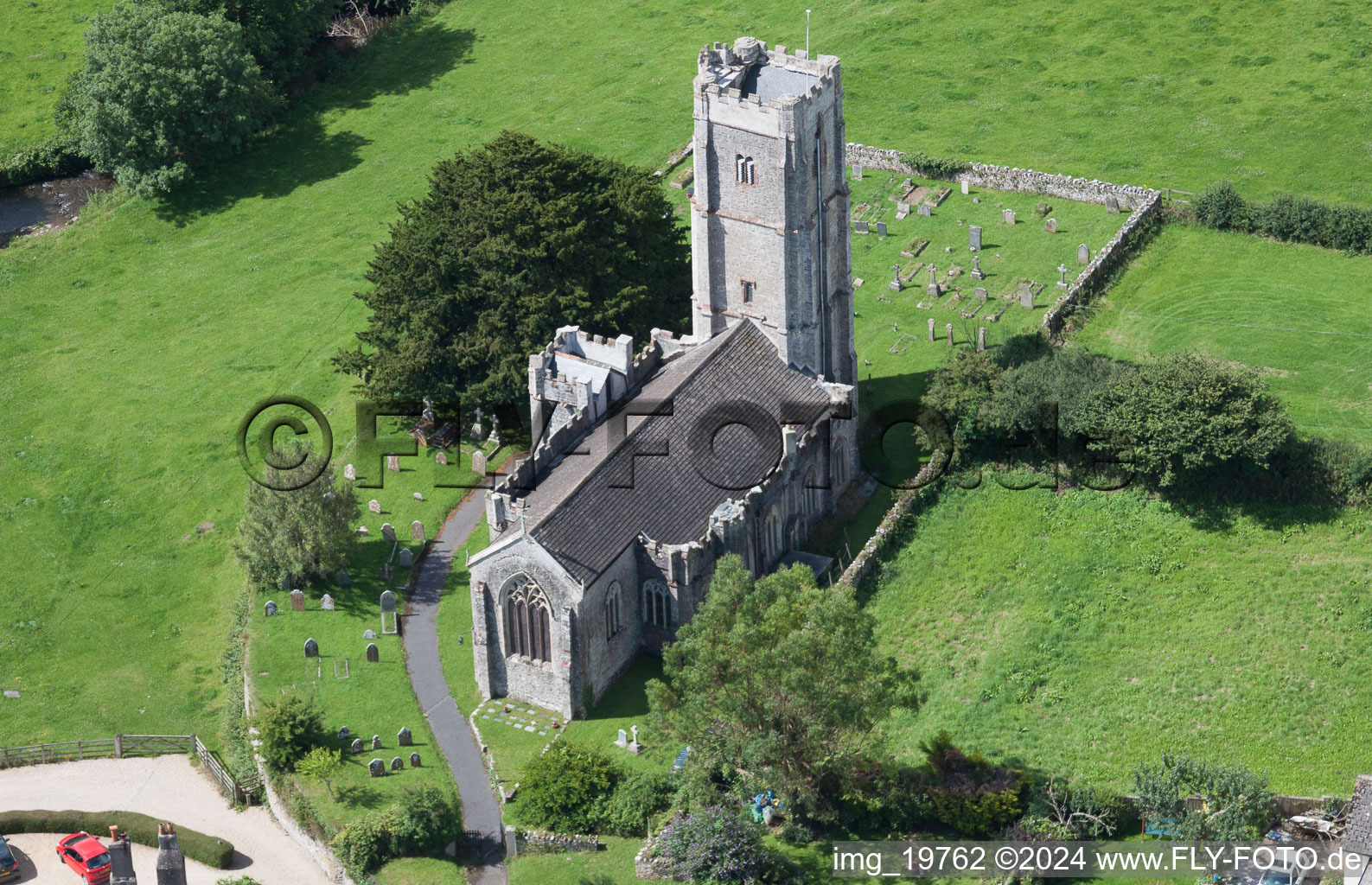 Vue aérienne de Église baptiste Saint-Jean à Littlehempston dans le département Angleterre, Grande Bretagne