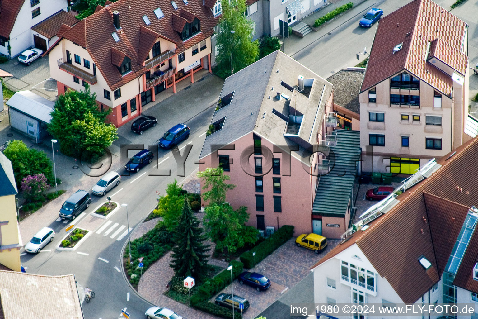 Vue aérienne de Pharmacie Centrale à le quartier Langensteinbach in Karlsbad dans le département Bade-Wurtemberg, Allemagne