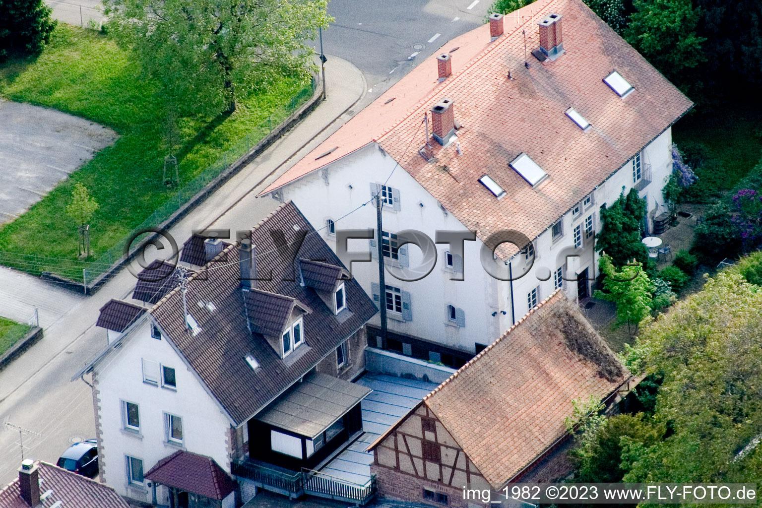 Vue aérienne de Ancienne pharmacie à le quartier Langensteinbach in Karlsbad dans le département Bade-Wurtemberg, Allemagne