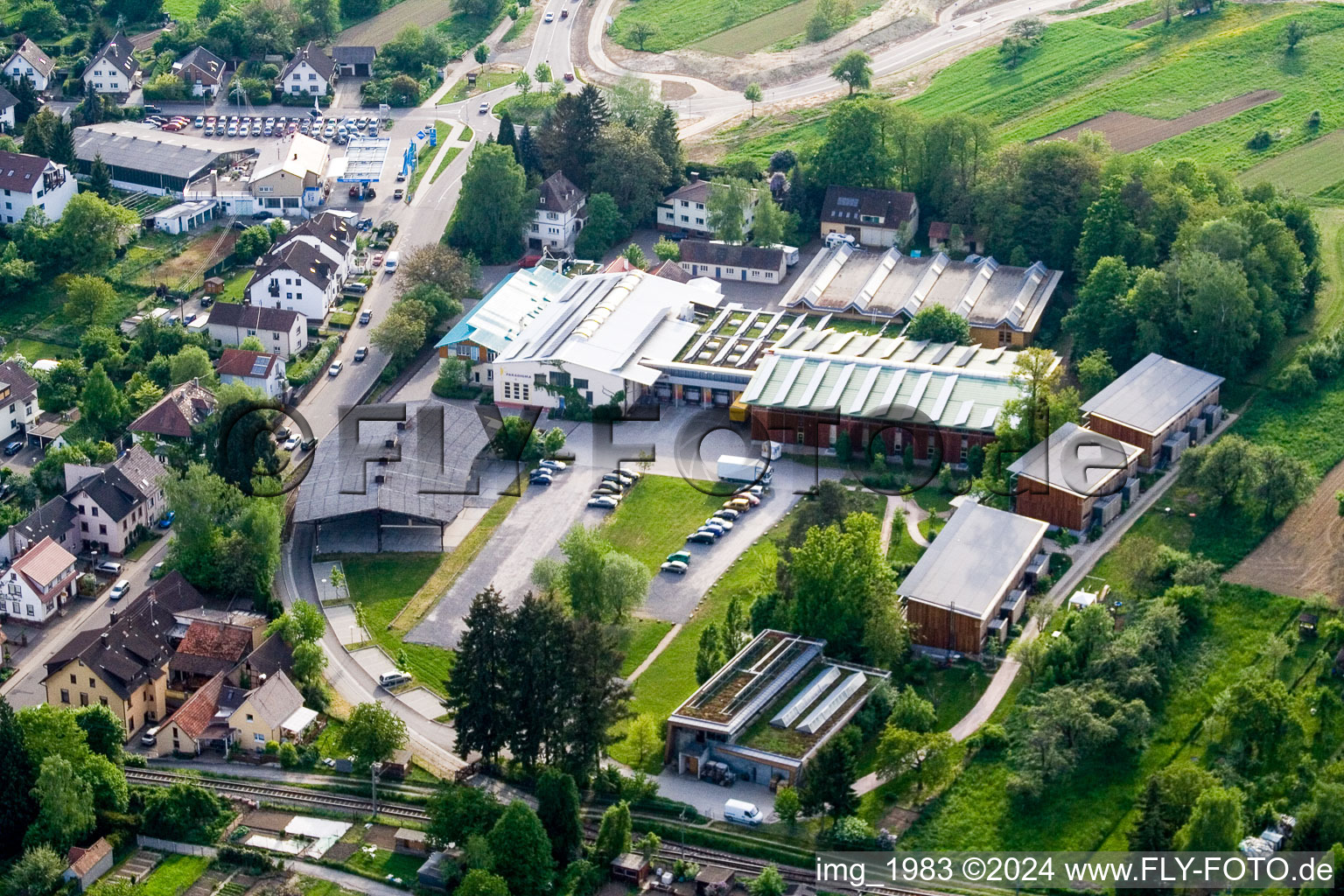 Vue aérienne de Zone industrielle à le quartier Langensteinbach in Karlsbad dans le département Bade-Wurtemberg, Allemagne