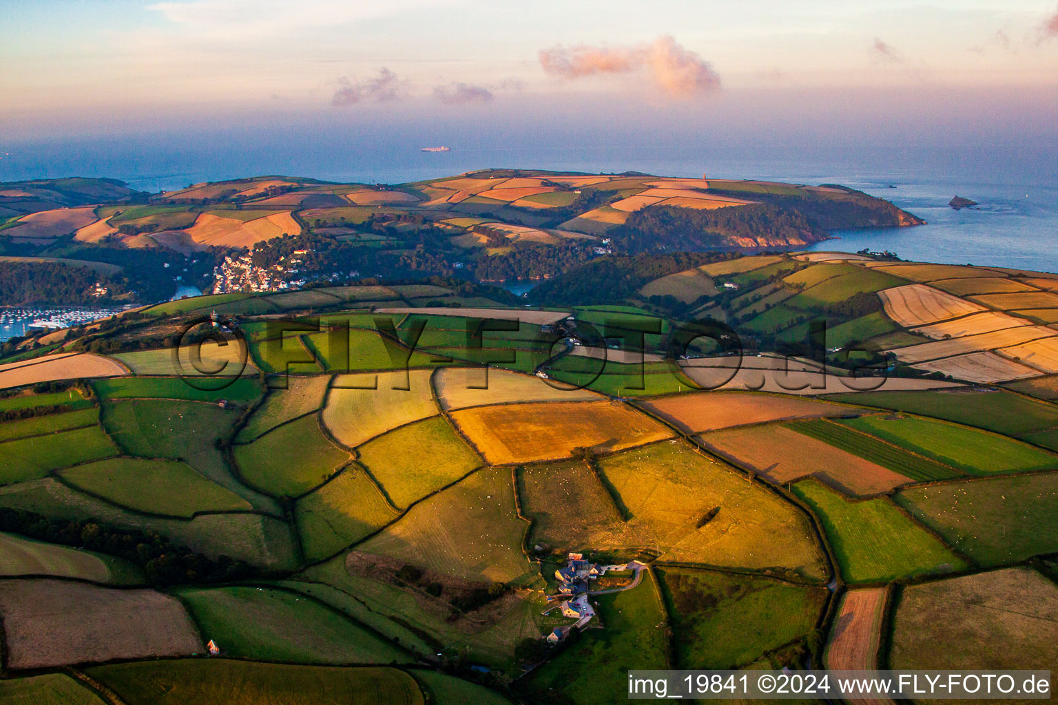 Vue aérienne de Champs devant la zone côtière marine de l'estuaire de la Dart à Dartmouth dans le département Angleterre, Vereinigtes Königreich