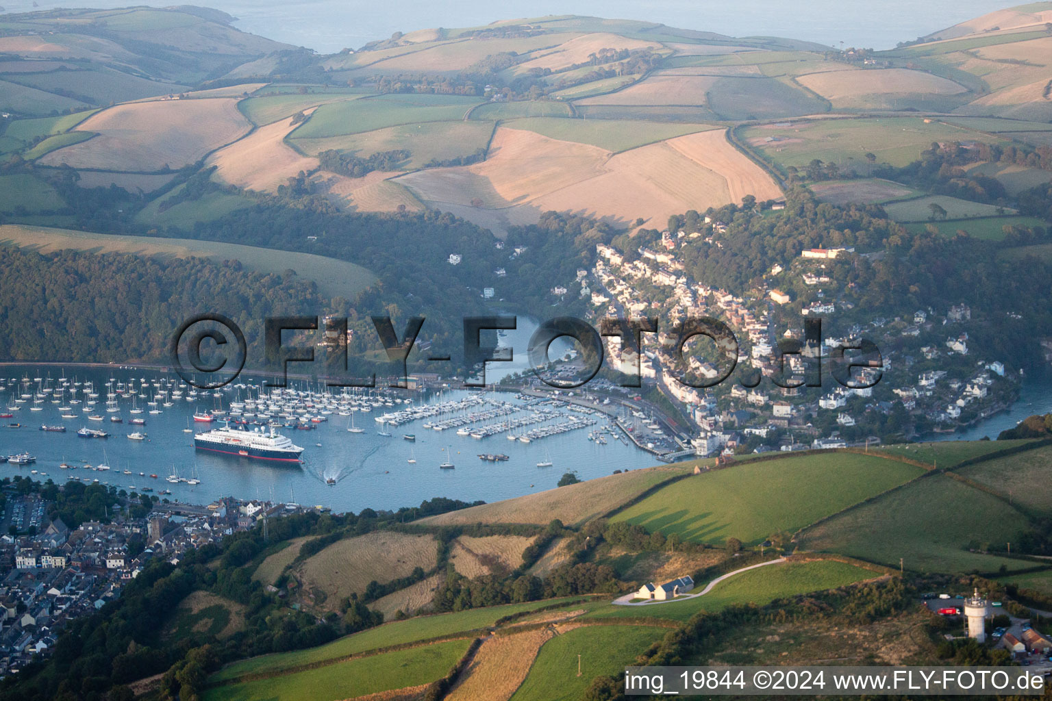 Vue aérienne de Zones riveraines le long de l'estuaire de la Dart à Dartmouth dans le département Angleterre, Vereinigtes Königreich