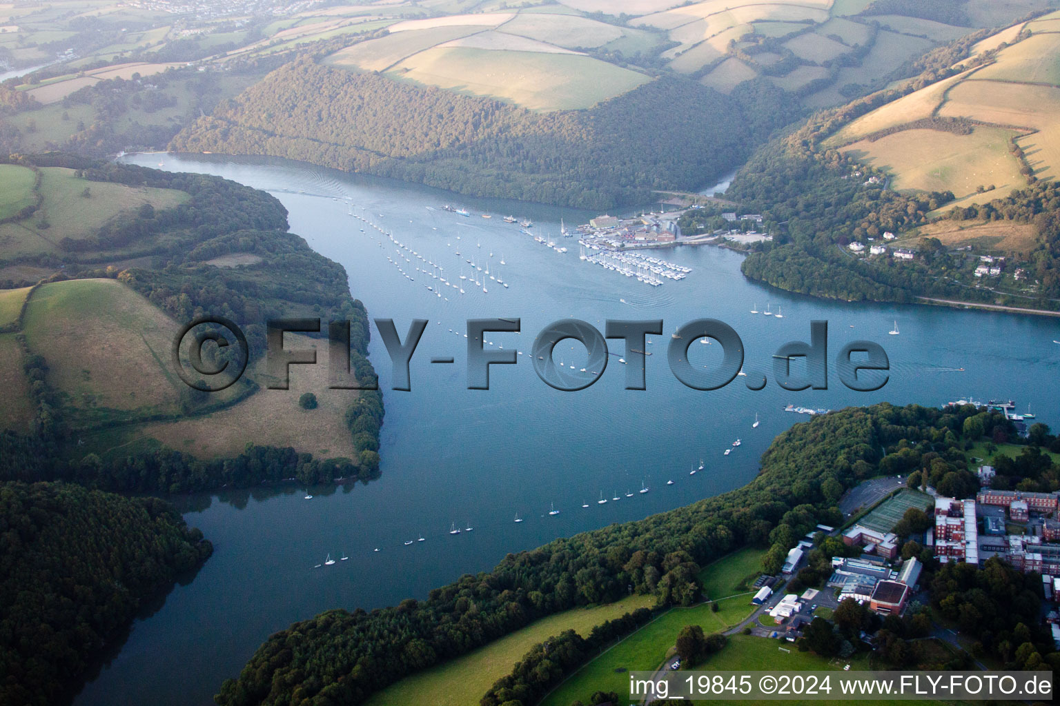 Vue aérienne de Zones riveraines le long de l’embouchure du fleuve Dar à Dartmouth dans le département Angleterre, Grande Bretagne