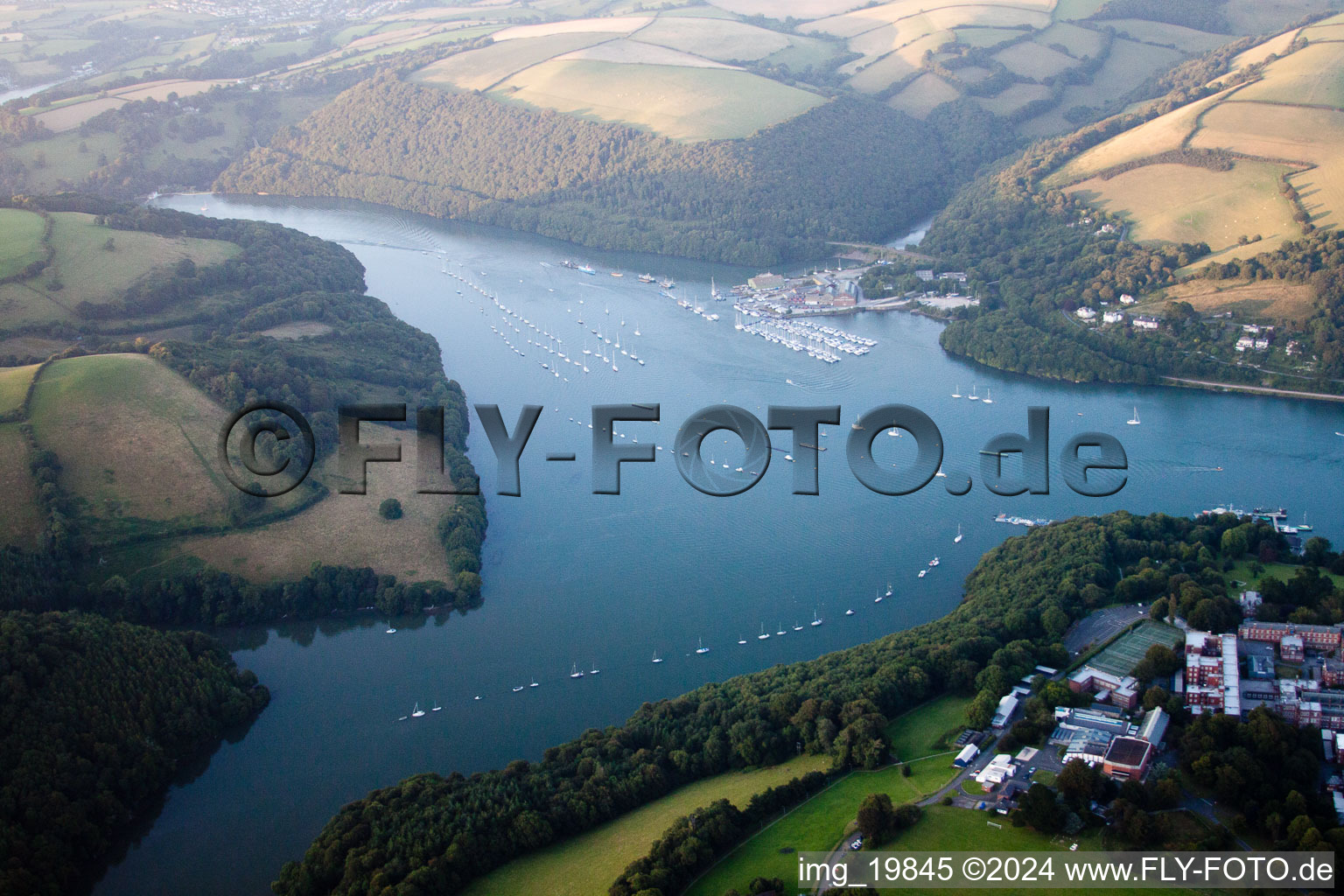 Vue aérienne de Zones riveraines le long de l'estuaire de la Dart à Dartmouth dans le département Angleterre, Vereinigtes Königreich