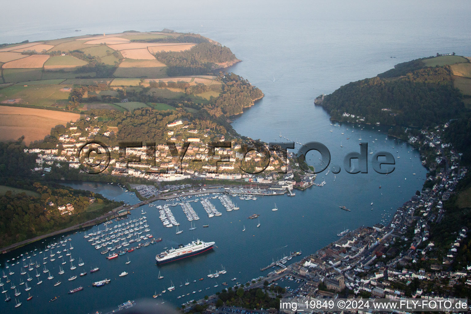 Vue aérienne de Zones riveraines le long de l'estuaire de la Dart en Kingswear à le quartier Kingswear in Dartmouth dans le département Angleterre, Vereinigtes Königreich