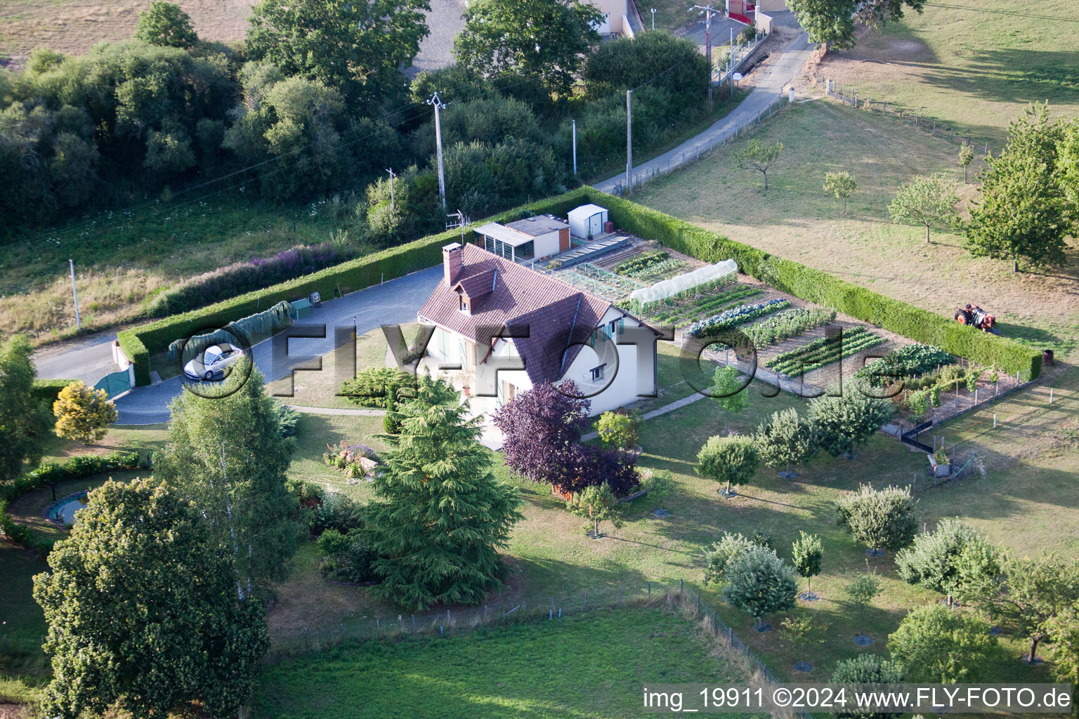 Enregistrement par drone de Semur-en-Vallon dans le département Sarthe, France