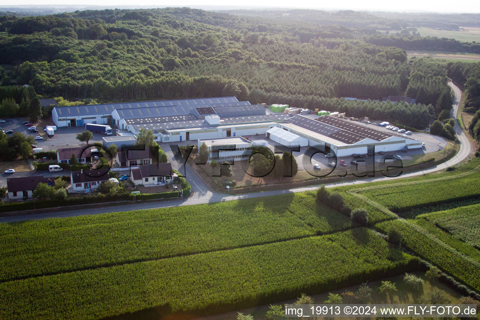 Image drone de Semur-en-Vallon dans le département Sarthe, France