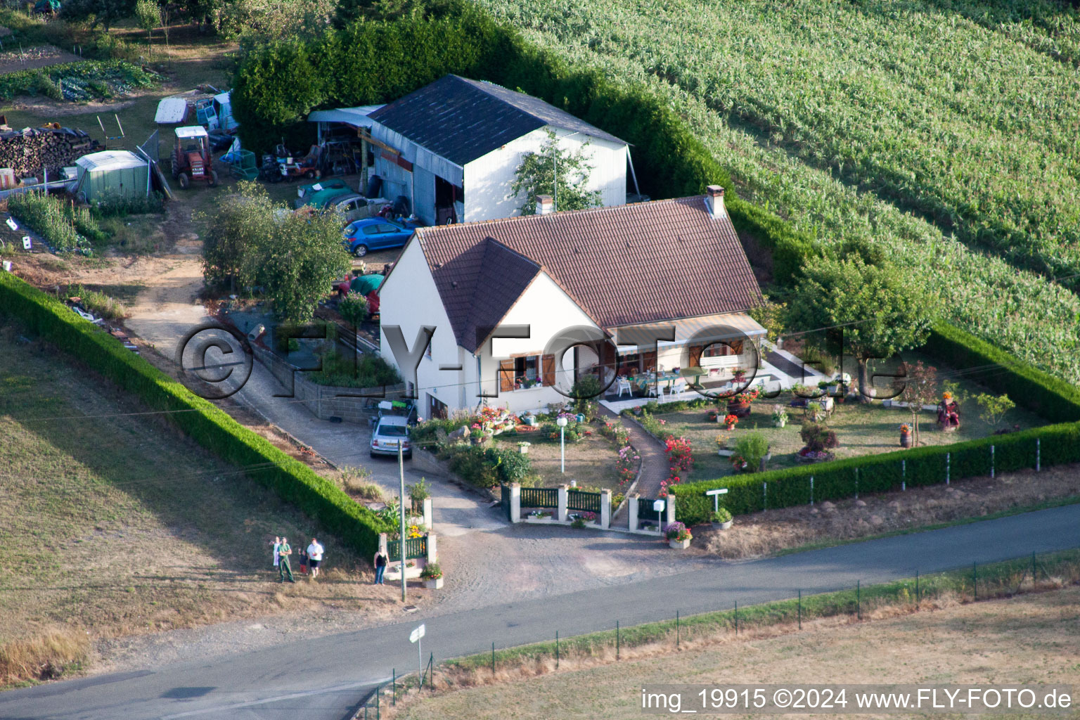 Semur-en-Vallon dans le département Sarthe, France du point de vue du drone