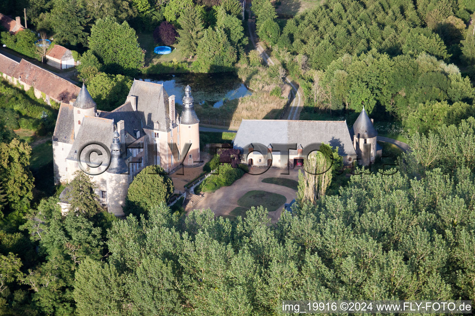 Semur-en-Vallon dans le département Sarthe, France d'un drone