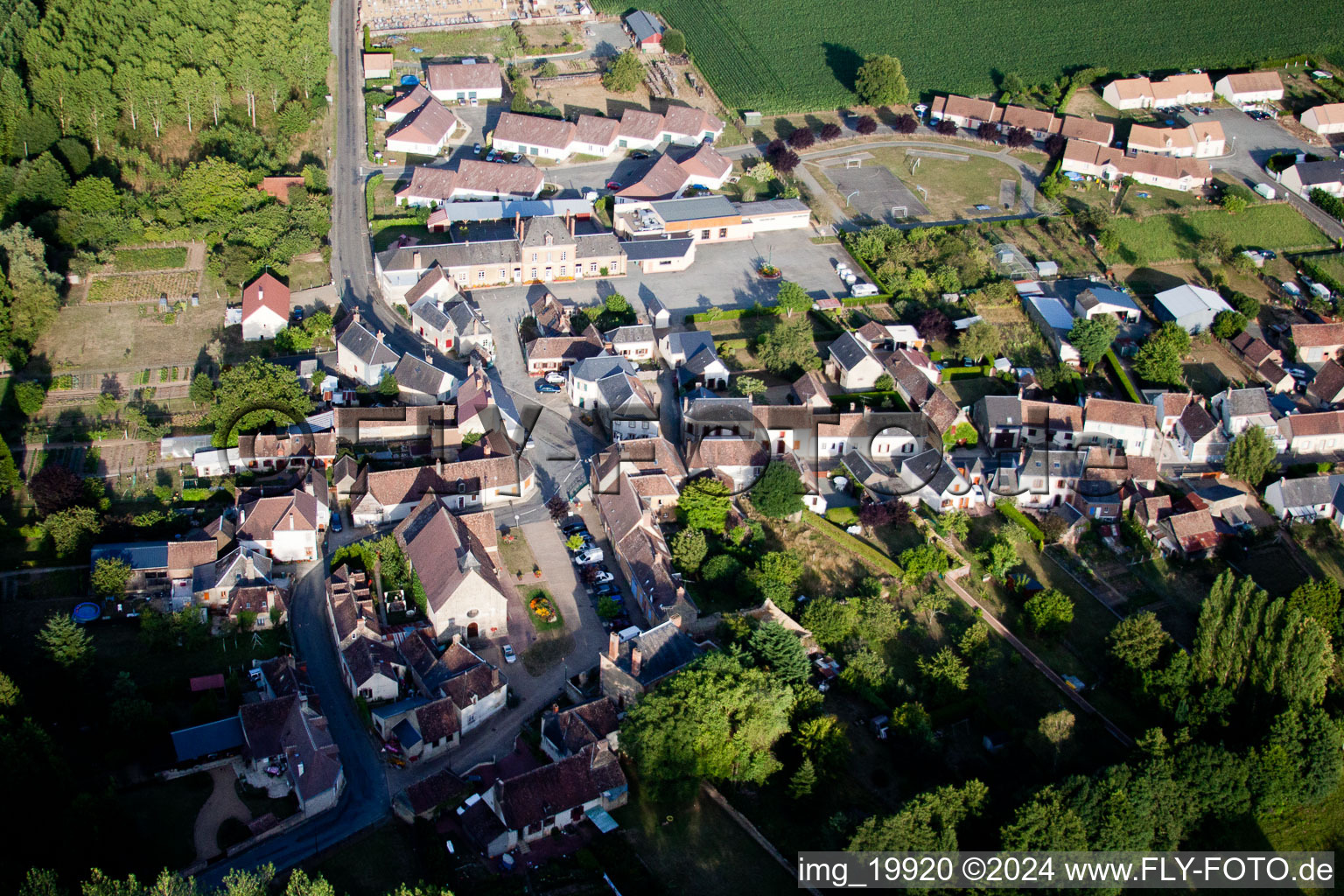 Semur-en-Vallon dans le département Sarthe, France vu d'un drone