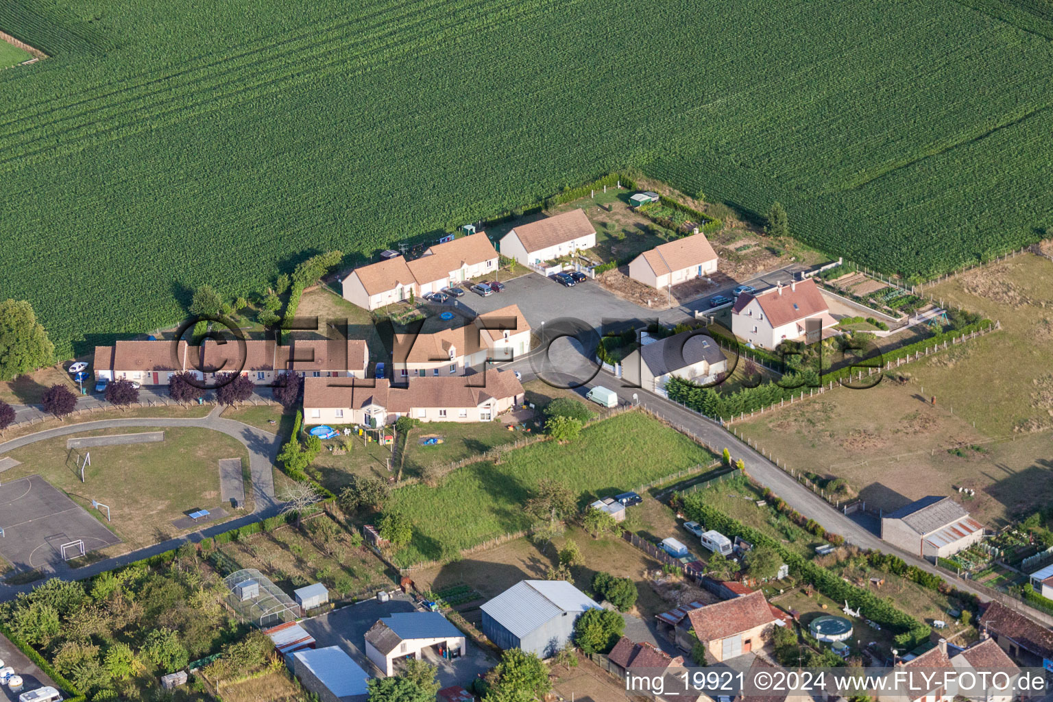 Vue aérienne de Semur-en-Vallon dans le département Sarthe, France