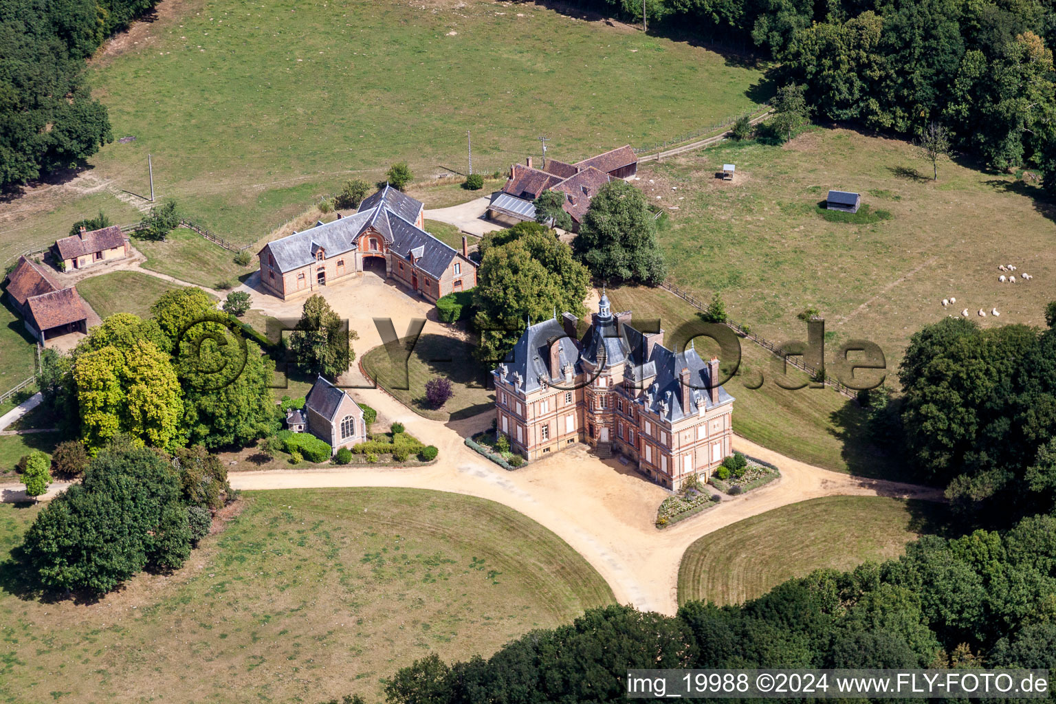 Vue aérienne de Bâtiments et parcs du manoir de La Justice à Vibraye dans le département Sarthe, France