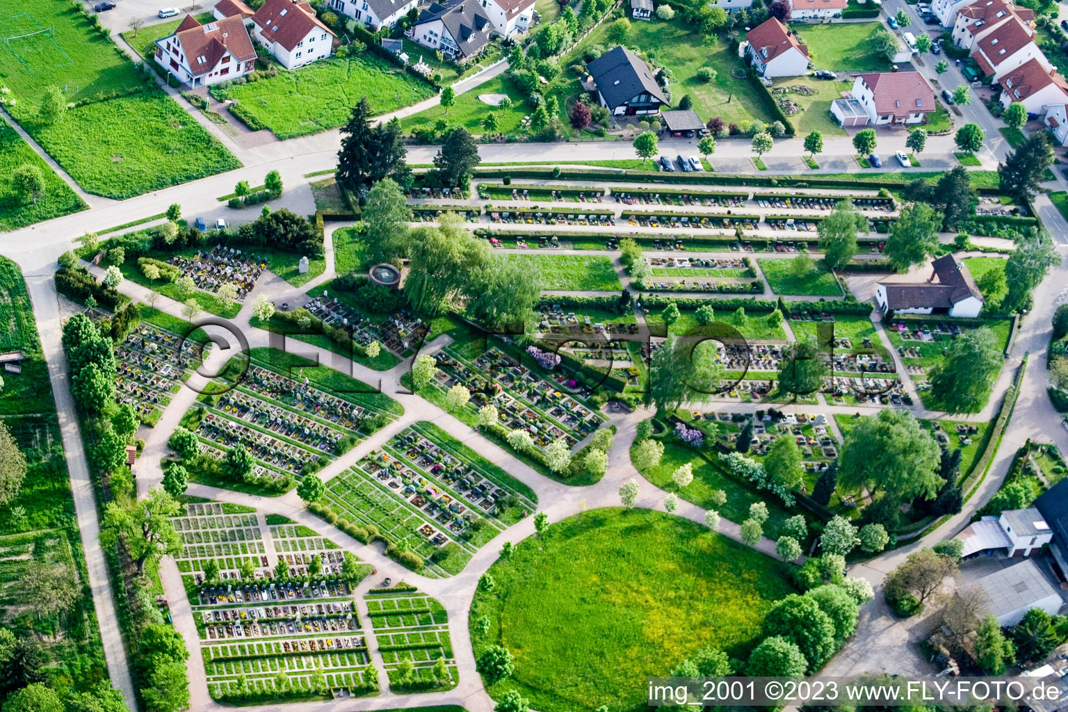 Photographie aérienne de Cimetière à le quartier Langensteinbach in Karlsbad dans le département Bade-Wurtemberg, Allemagne