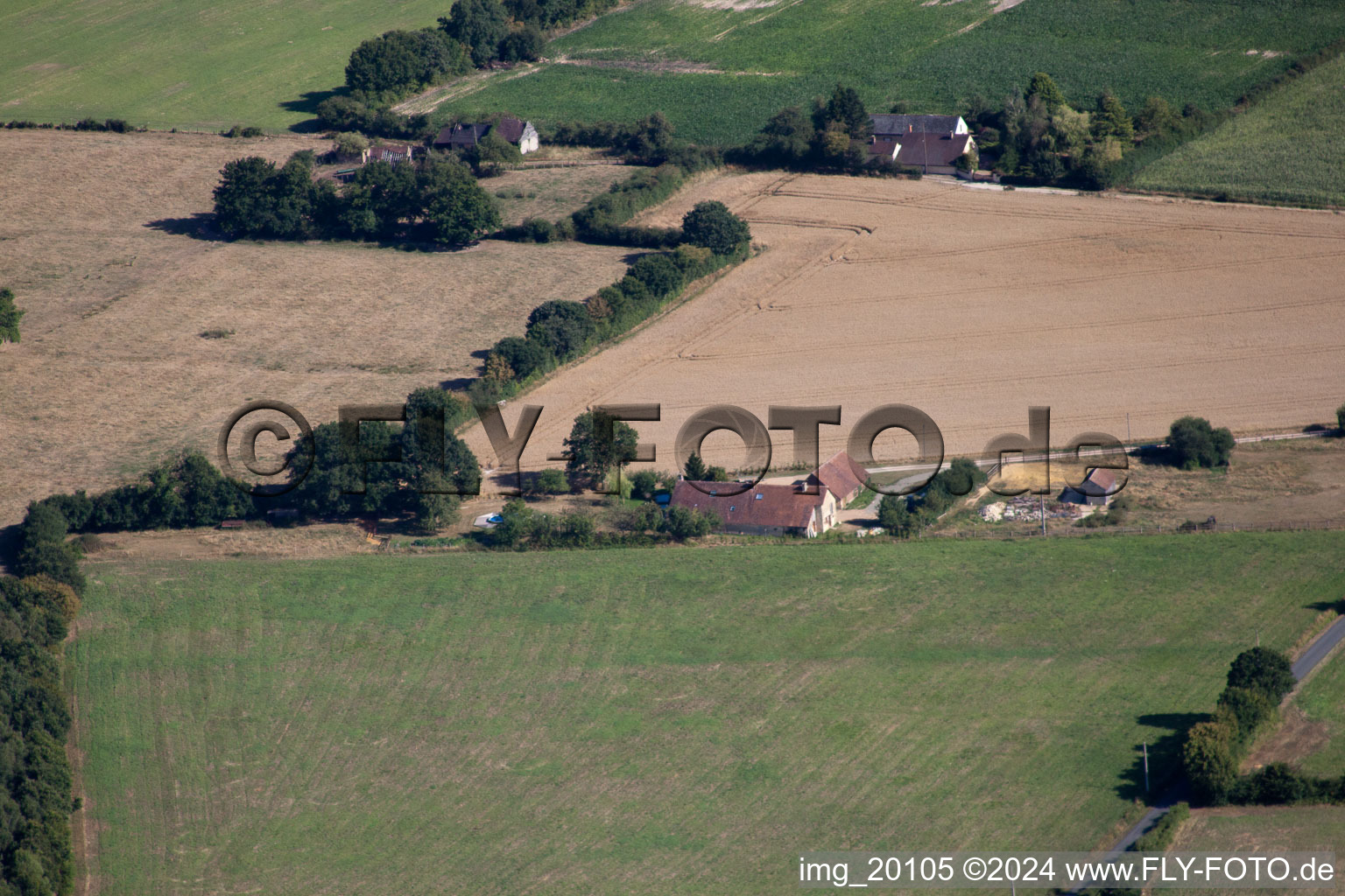 Vue d'oiseau de Semur-en-Vallon dans le département Sarthe, France