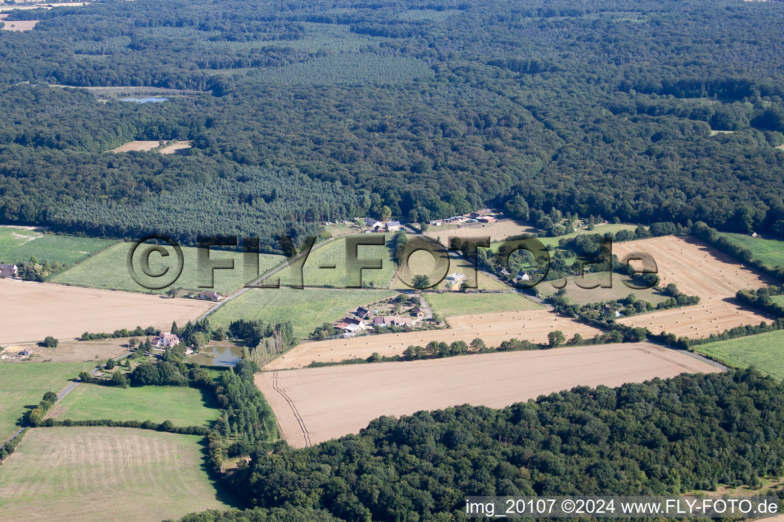 Enregistrement par drone de Semur-en-Vallon dans le département Sarthe, France