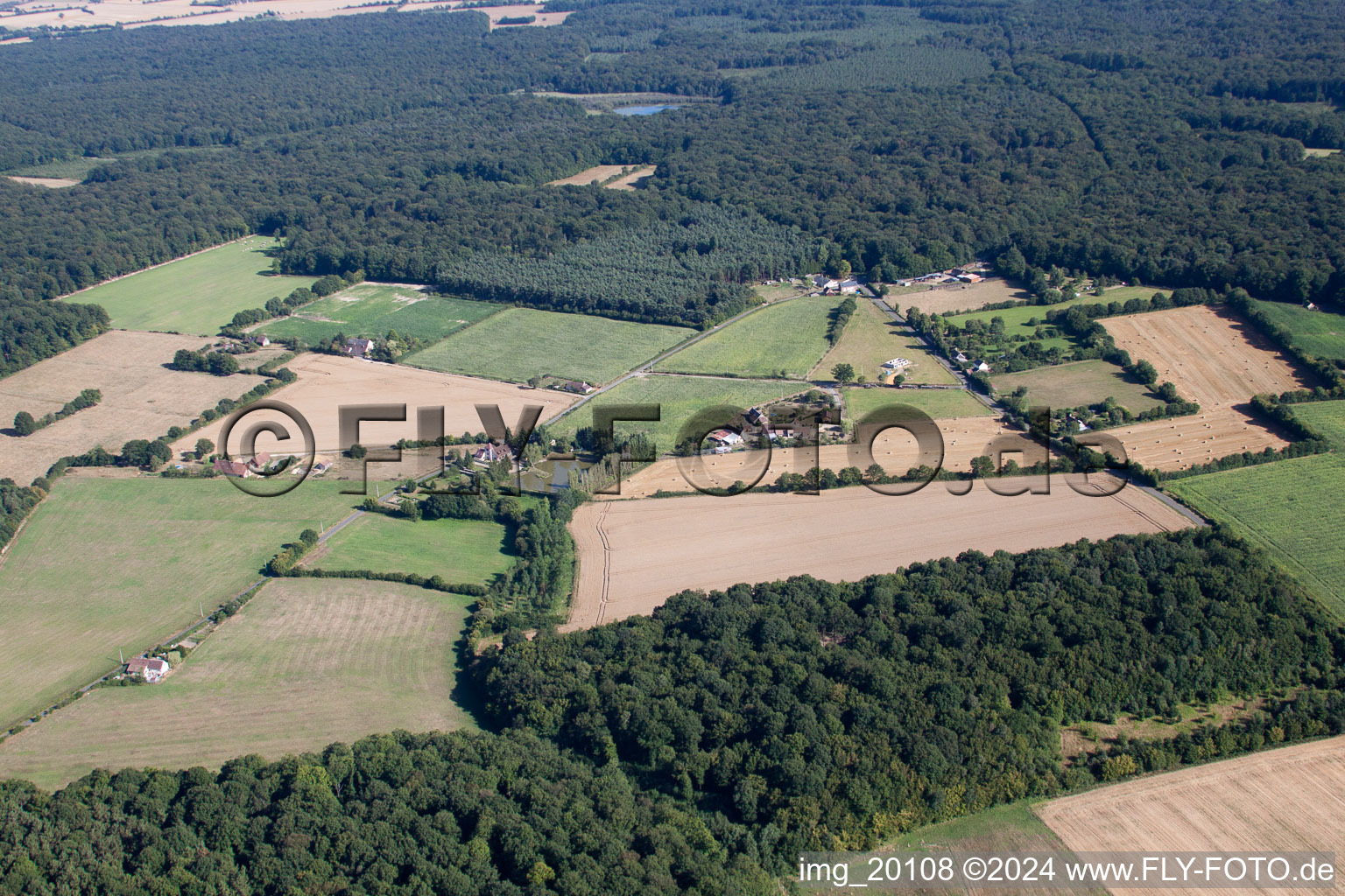 Image drone de Semur-en-Vallon dans le département Sarthe, France