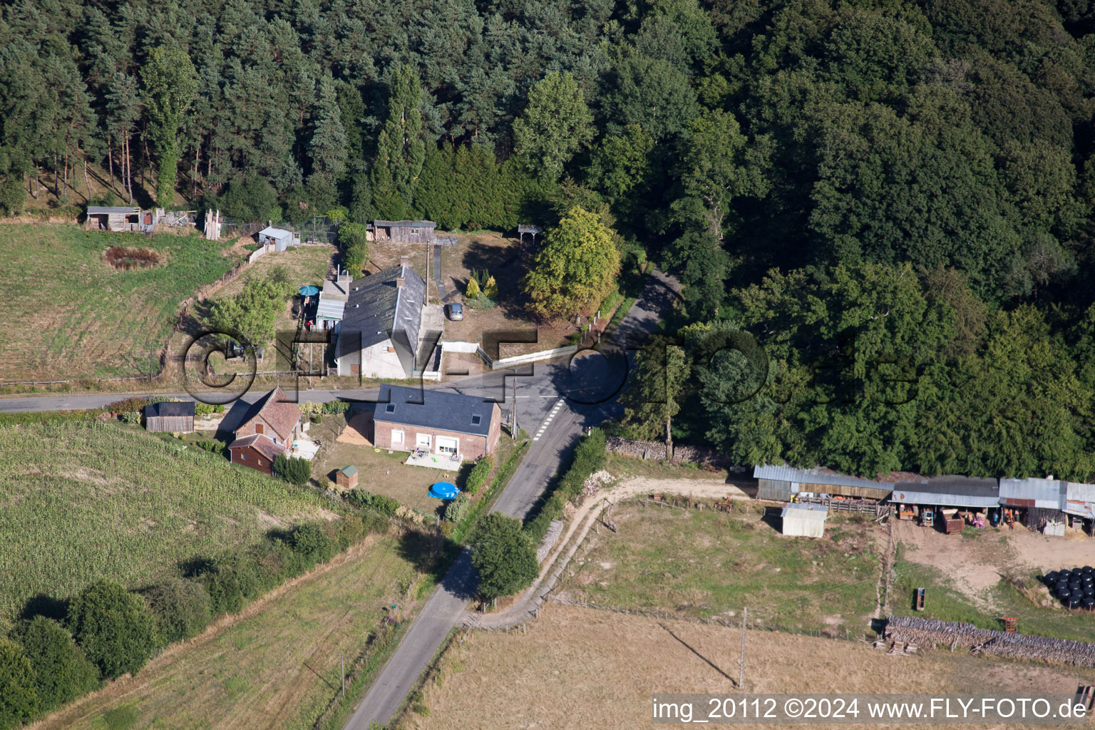 Semur-en-Vallon dans le département Sarthe, France vu d'un drone