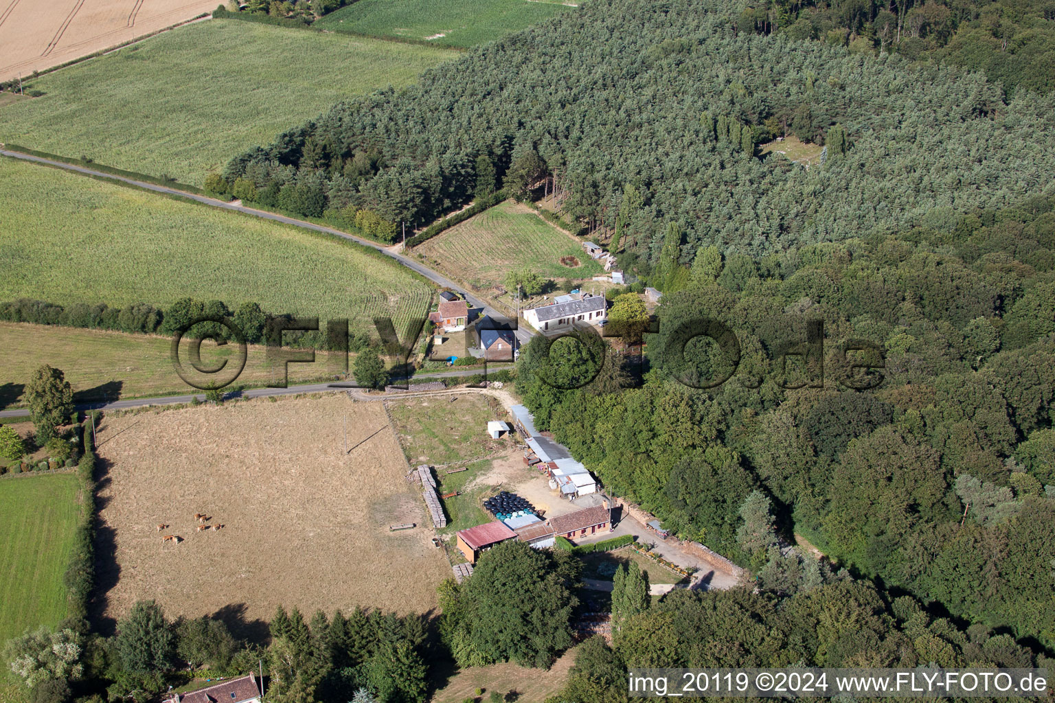 Vue aérienne de La Croix Mignonne à Montaillé dans le département Sarthe, France