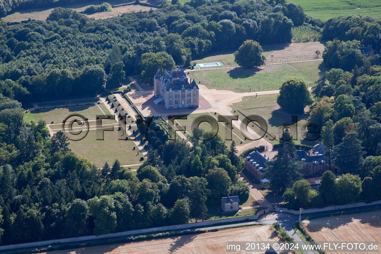 Le Domaine de la Pierre à Coudrecieux dans le département Sarthe, France depuis l'avion