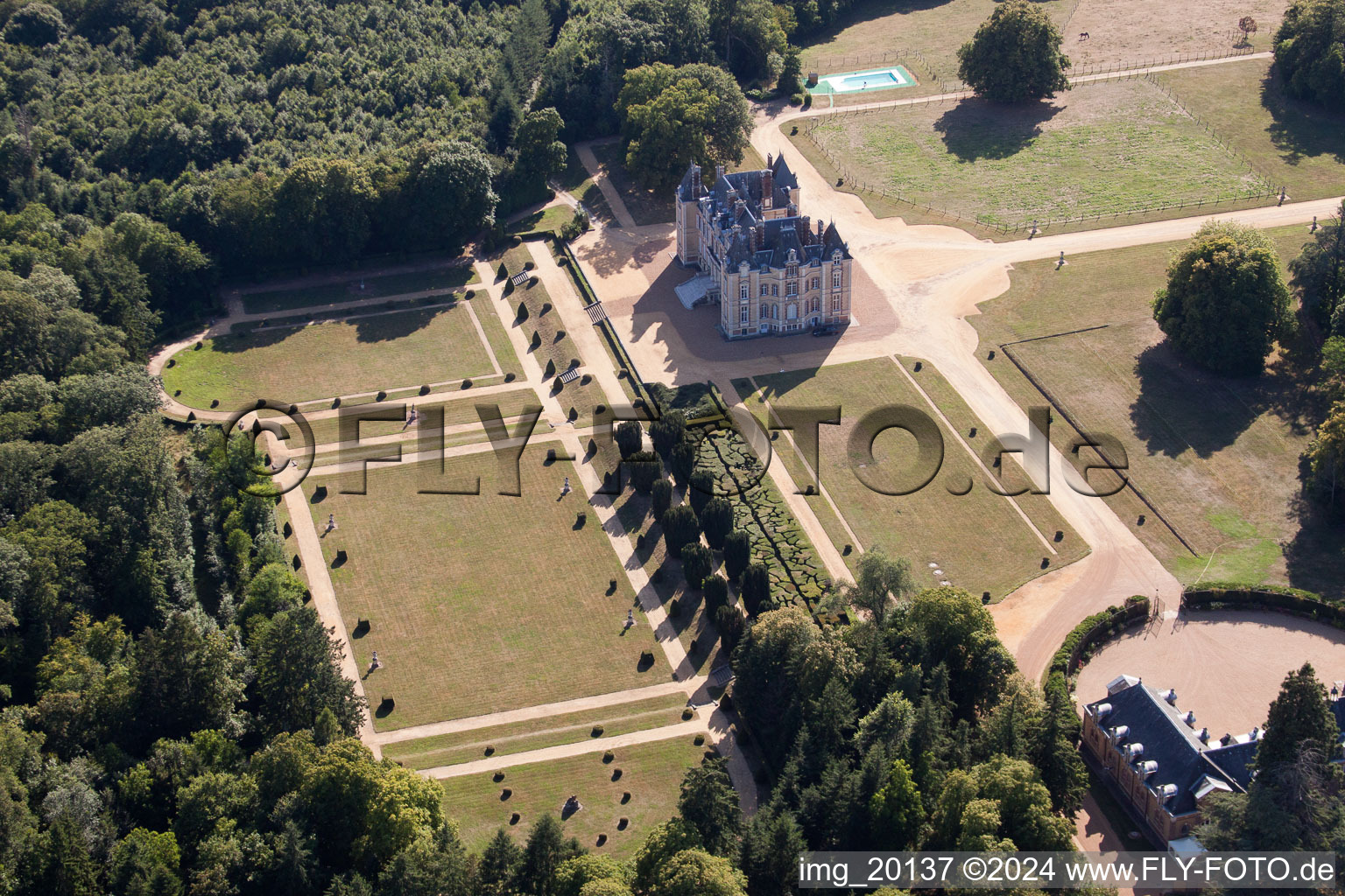 Le Domaine de la Pierre à Coudrecieux dans le département Sarthe, France vue du ciel