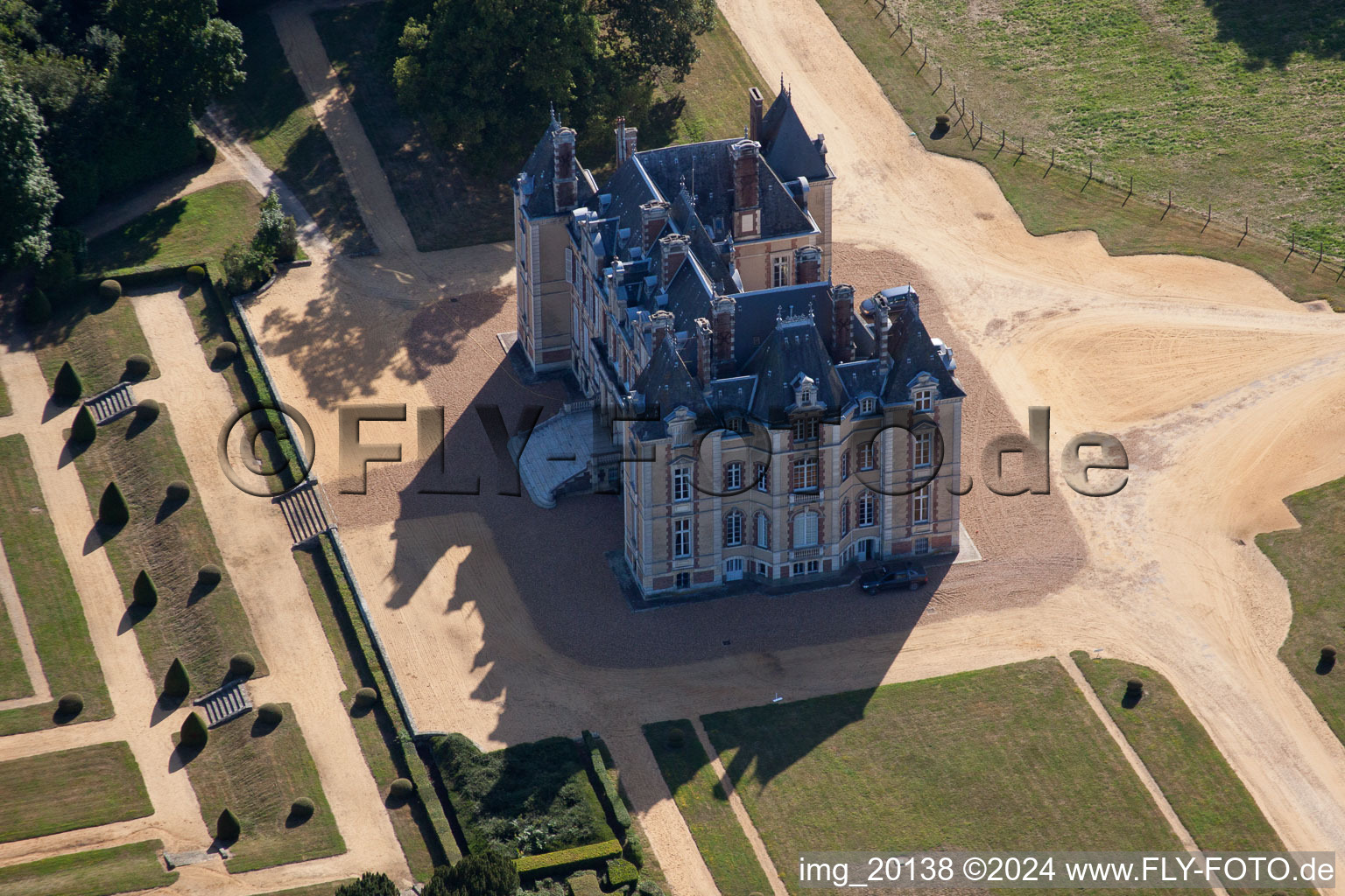 Enregistrement par drone de Le Domaine de la Pierre à Coudrecieux dans le département Sarthe, France